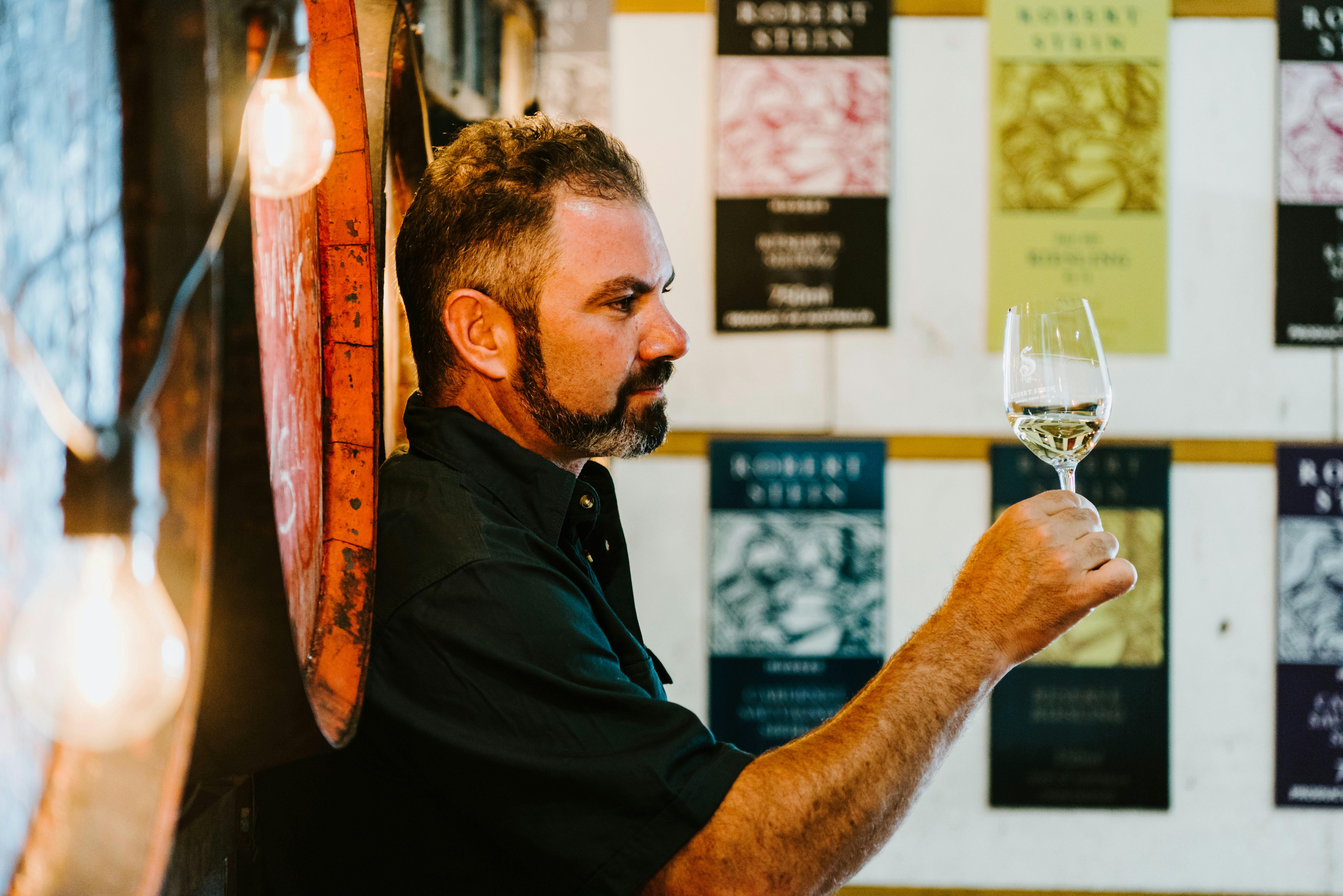 와인을 평가하는 Jacob Stein