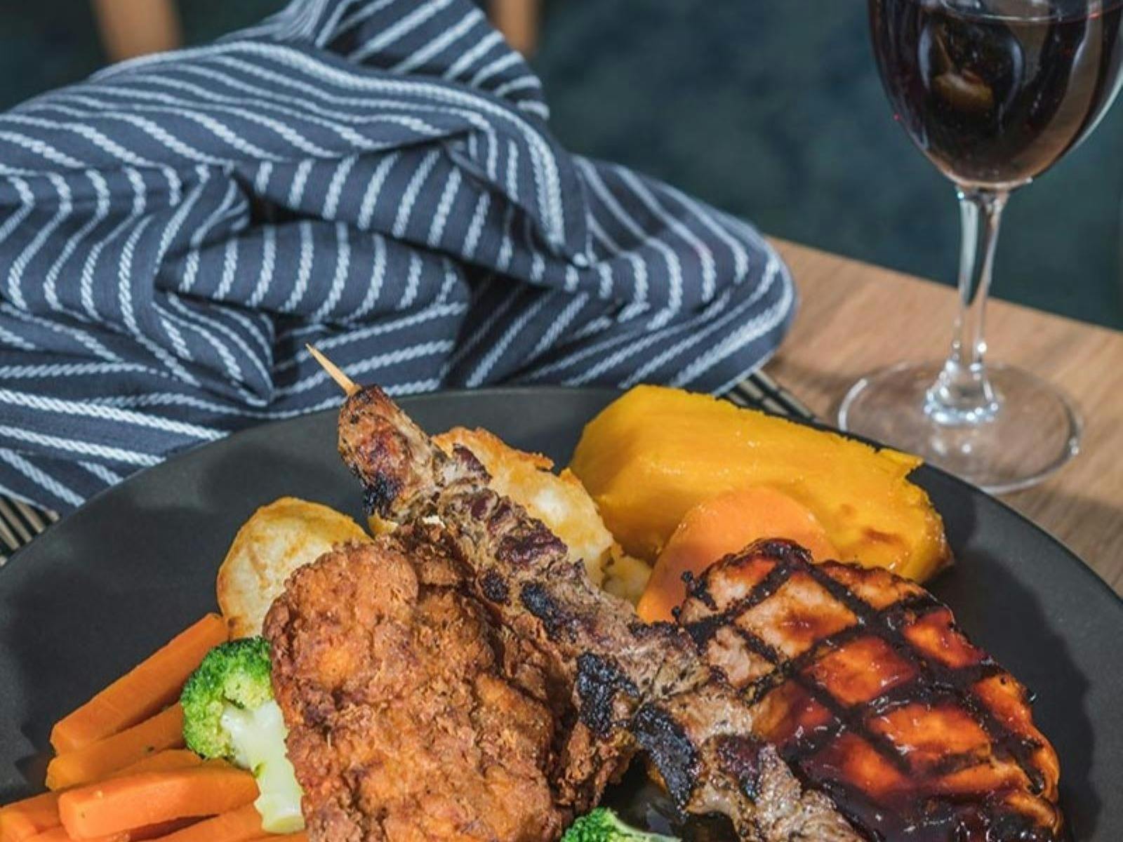 雞肉串、烤雞塊和雞胸肉烤肉