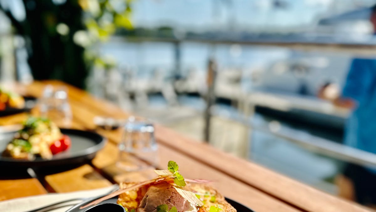 Breakfast by the river