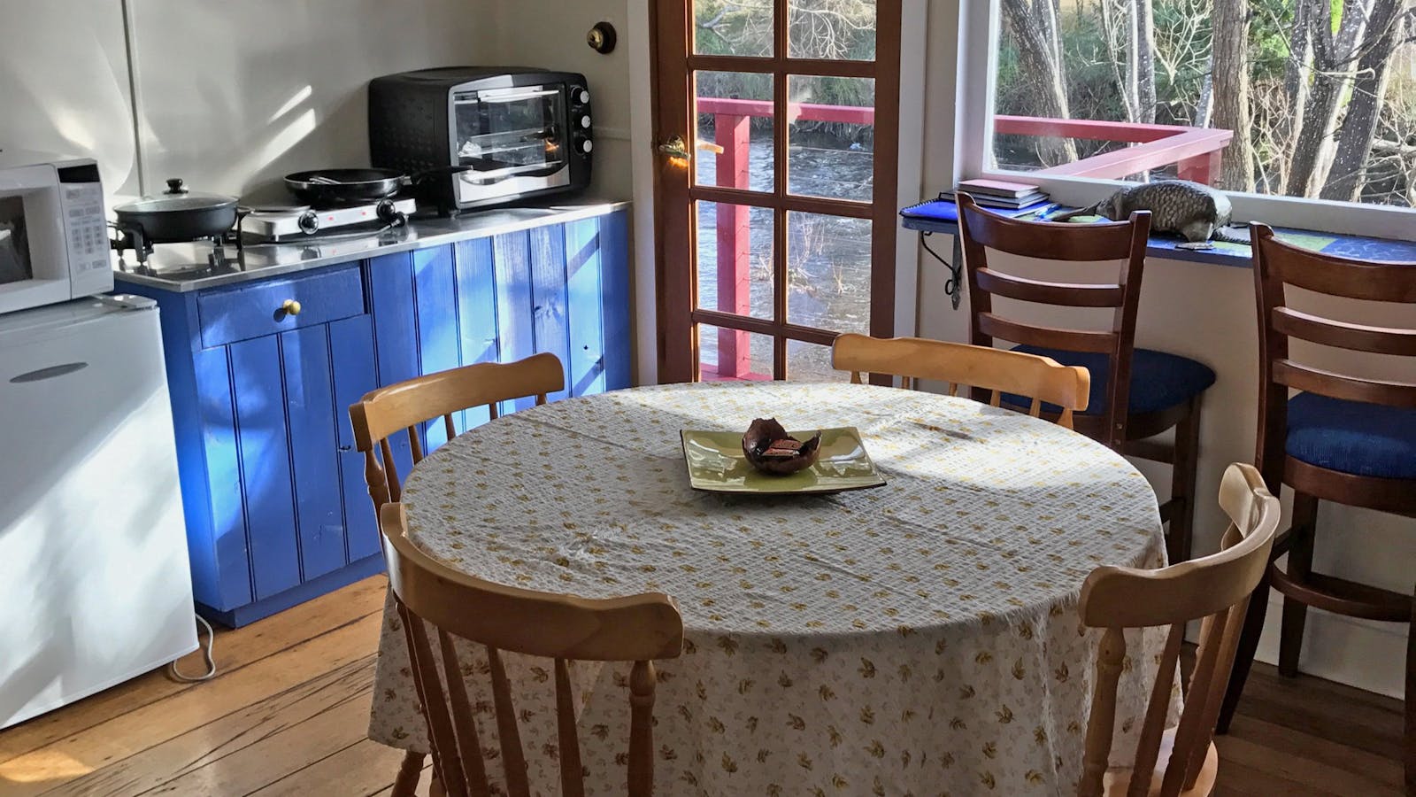 Kitchen with breakfast bar