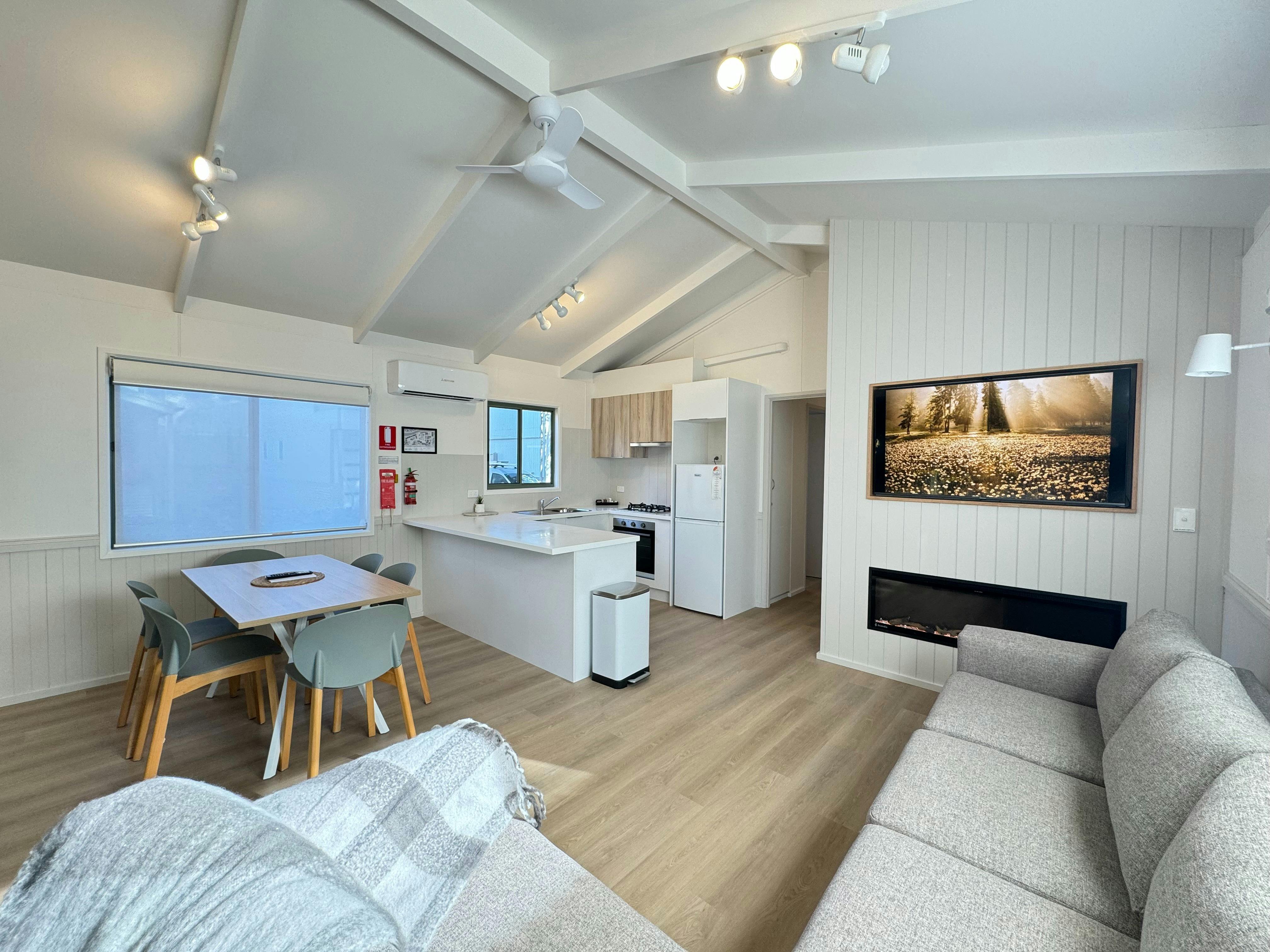 Deluxe 3BR Villa | Tasman Holiday Parks - Bright