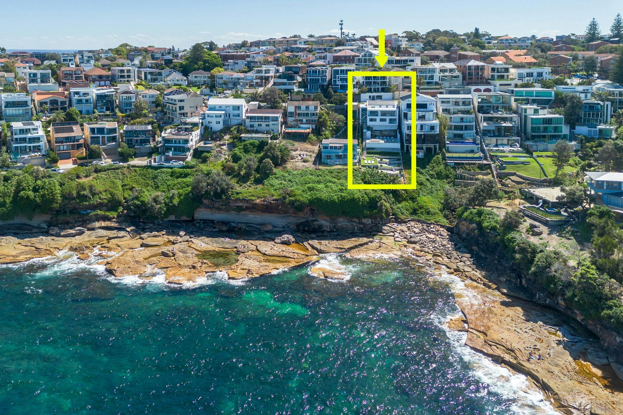 該物業的鳥瞰圖，可欣賞海岸全景。