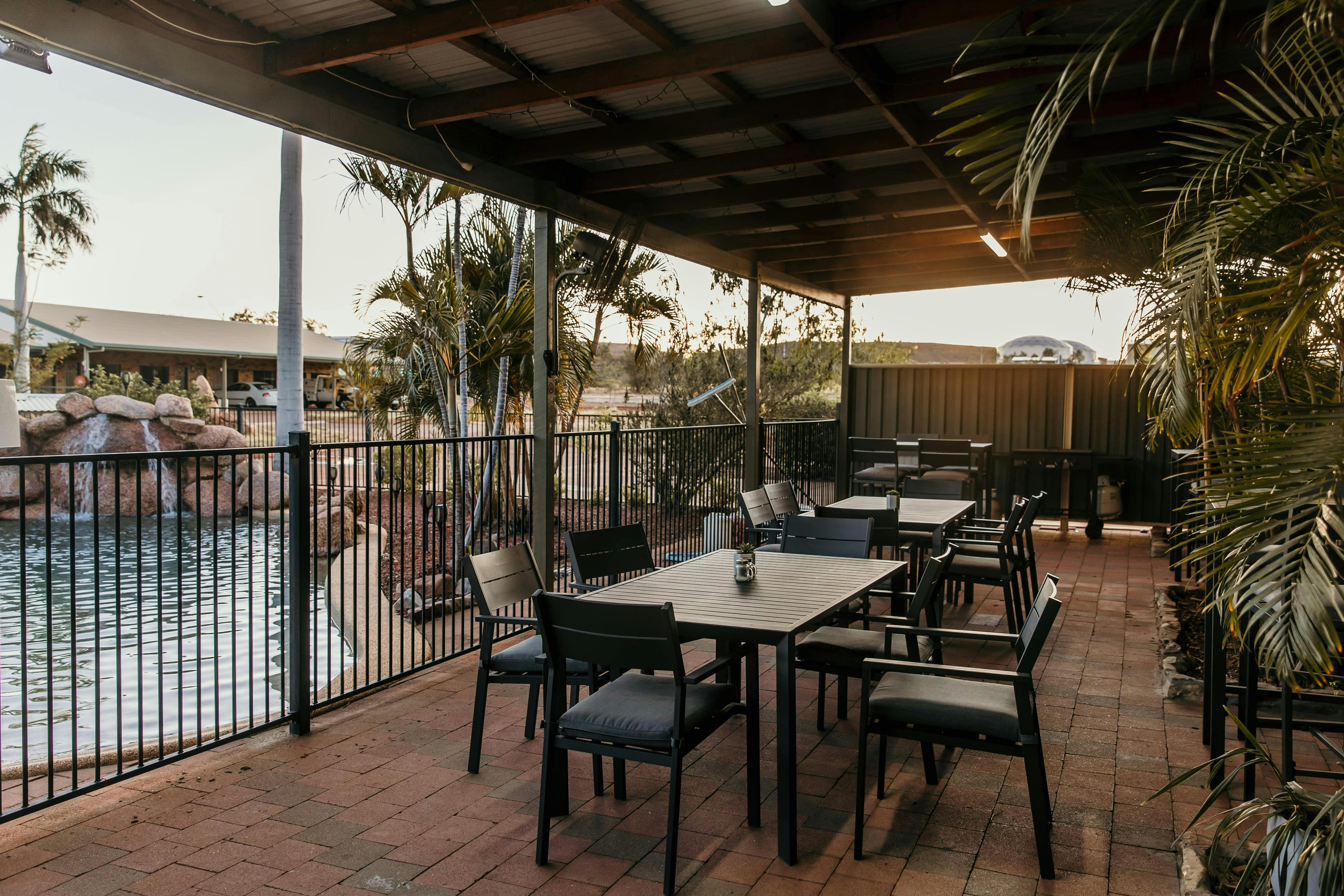 Al fresco dining overlooking the motel pool.