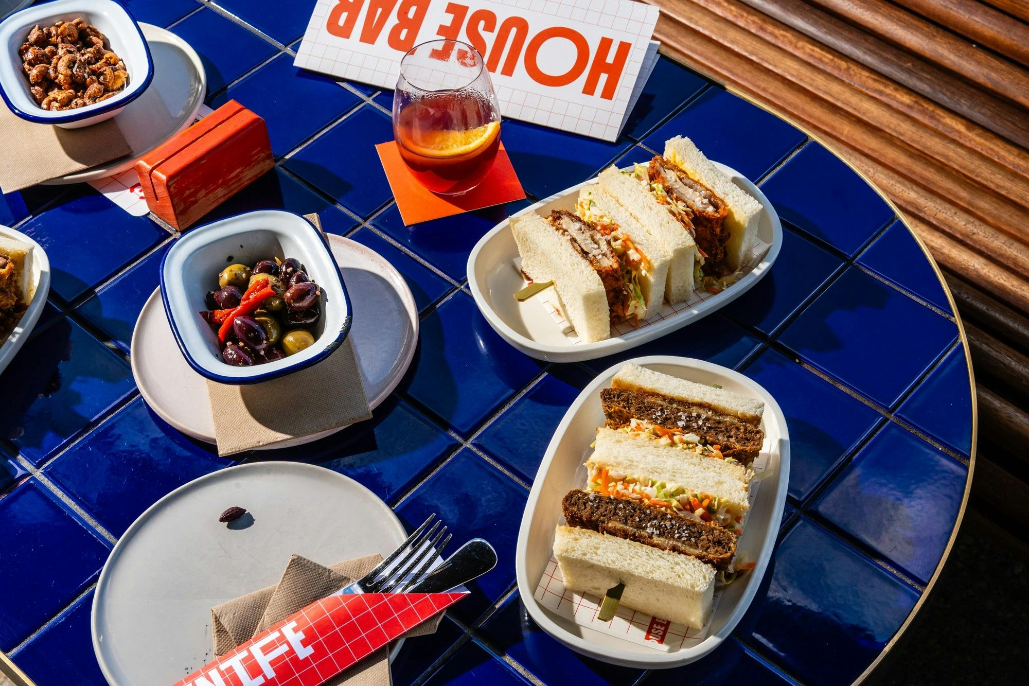 Essen auf dem Tisch verteilt