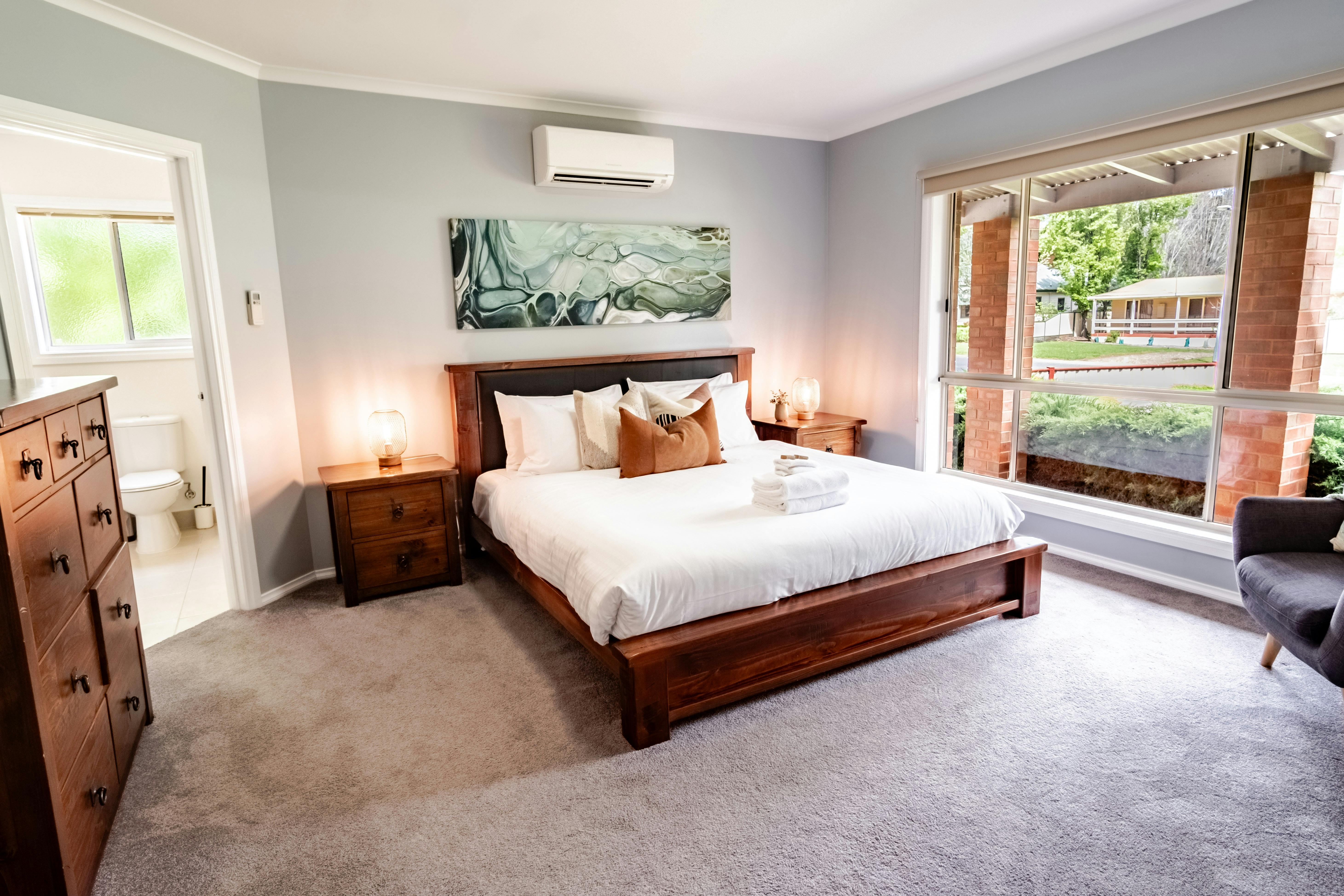 Shine Bright Master Bedroom Bright Pet Friendly Group Family Accommodation | Alpine Valley Getaways