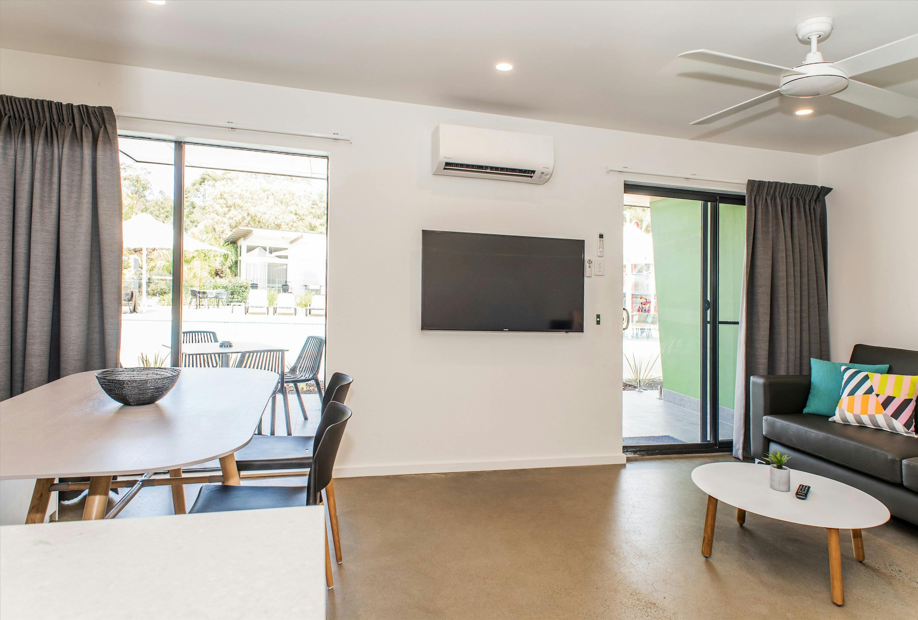 Studio Poolside Apartment