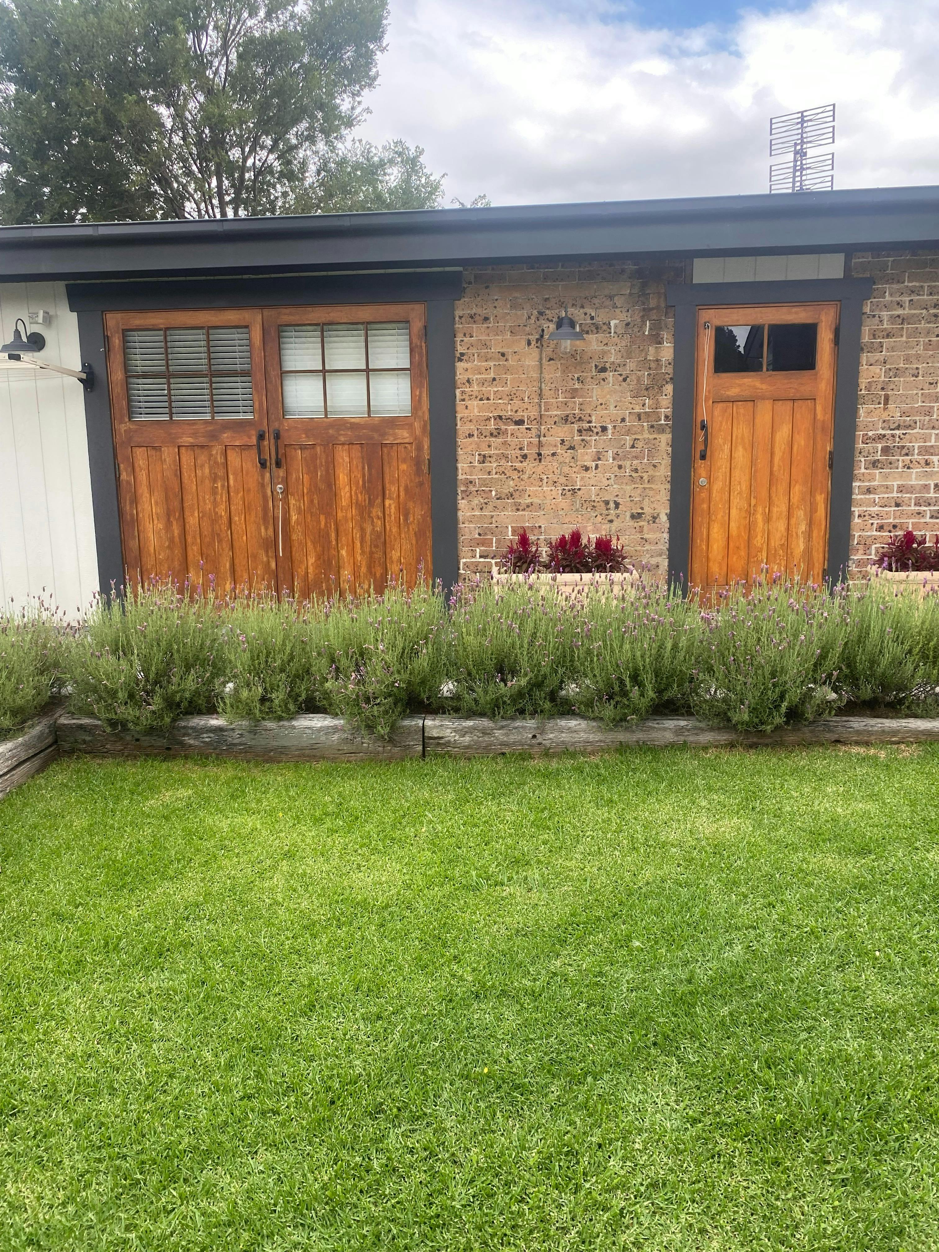 메인 침실과 욕실로 통하는 외부 문