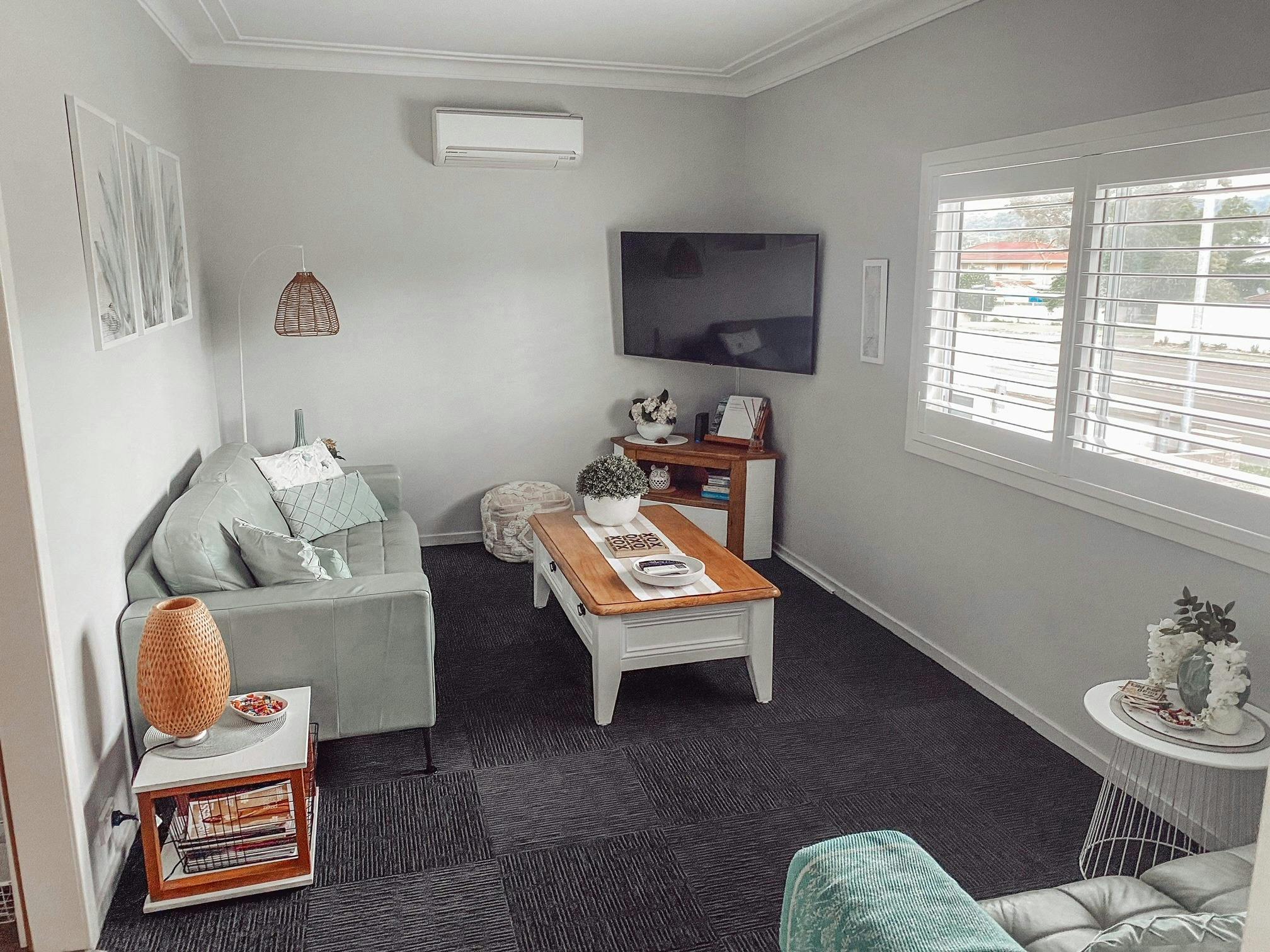 Paula's Guest House Oak Flats- Lounge room