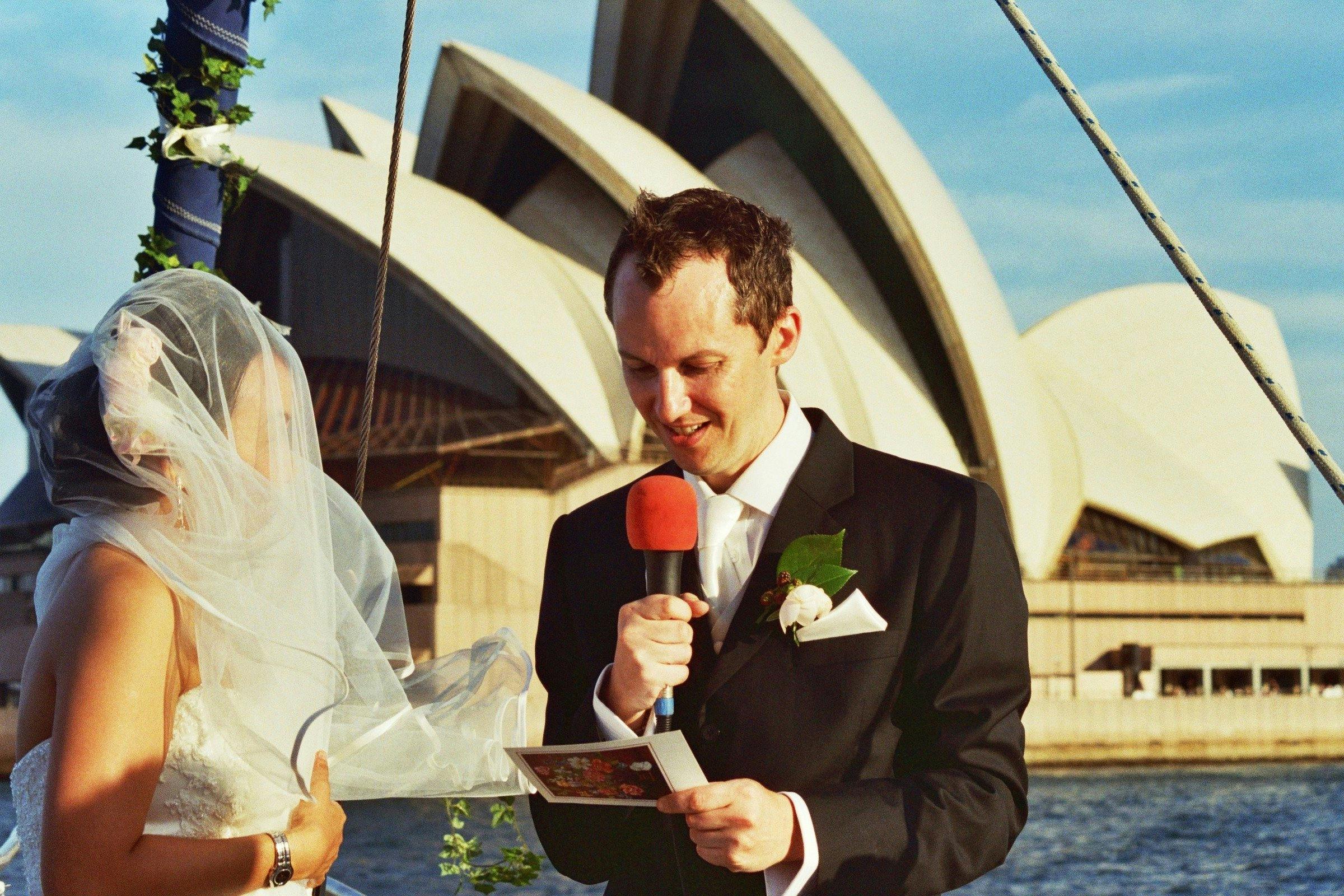 このカップルがどこで結婚したのか誰も尋ねません！