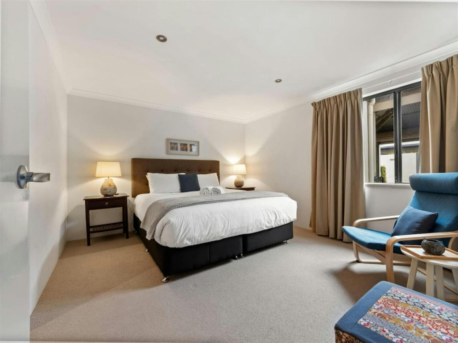 Bedroom 1 - ground floor - 1 King