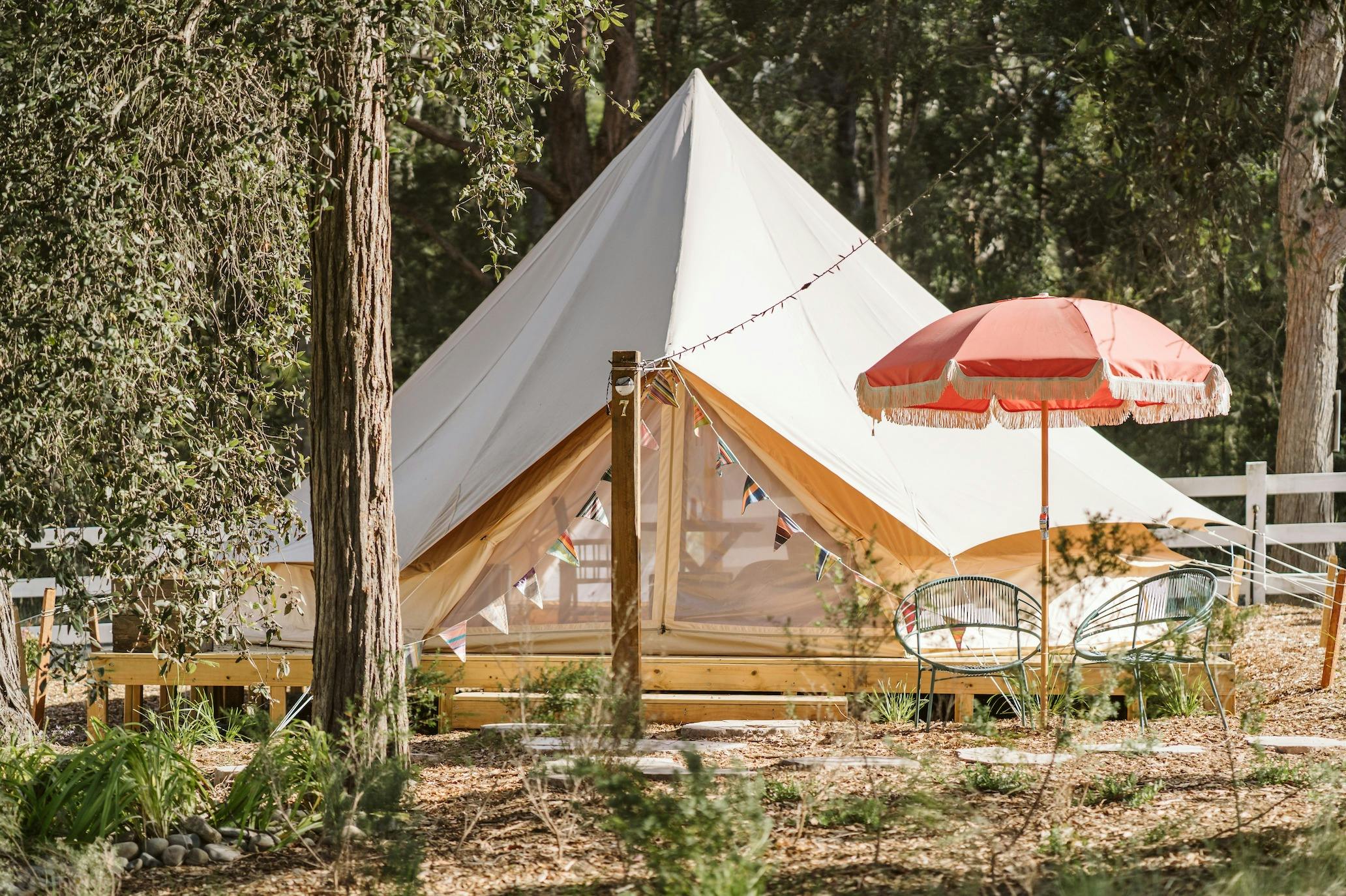 パワードサイトのグランピングテントのフロントショット