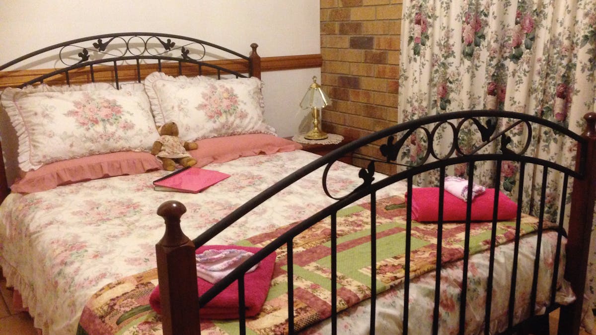 Rose Room with queen bed