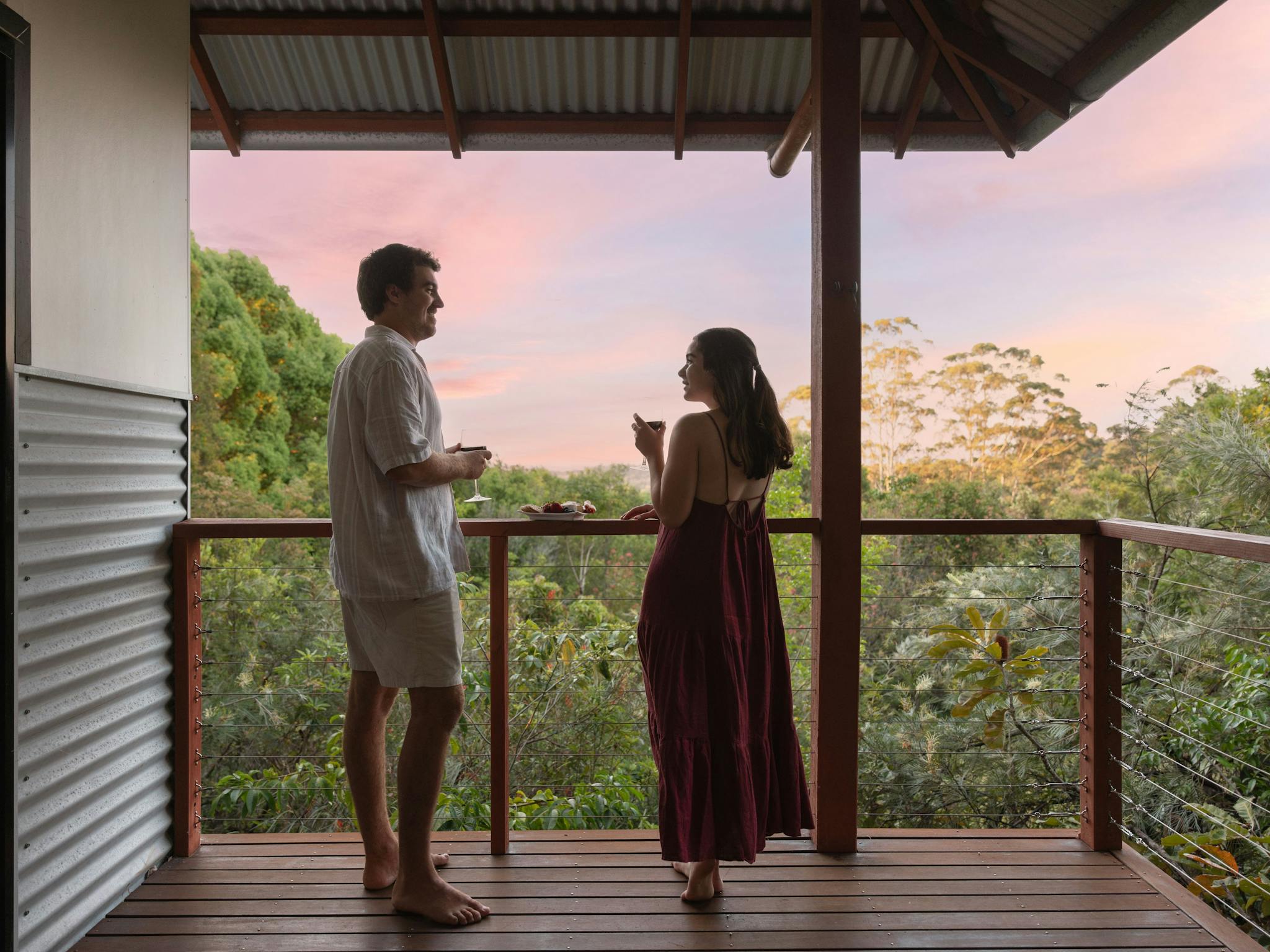 Enjoy a romantic stay in Byron Bay at Tallaringa Views. Enjoy stunning views and sunsets on the deck