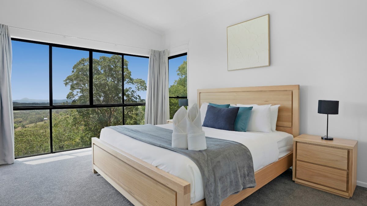 Main bedroom with king bed and ensuitete