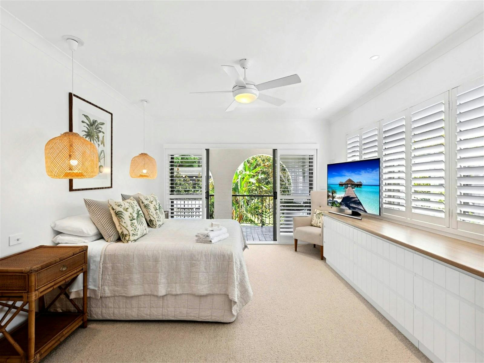 主臥室空間寬敞，配有飯店式步入式衣櫥，可通往套間