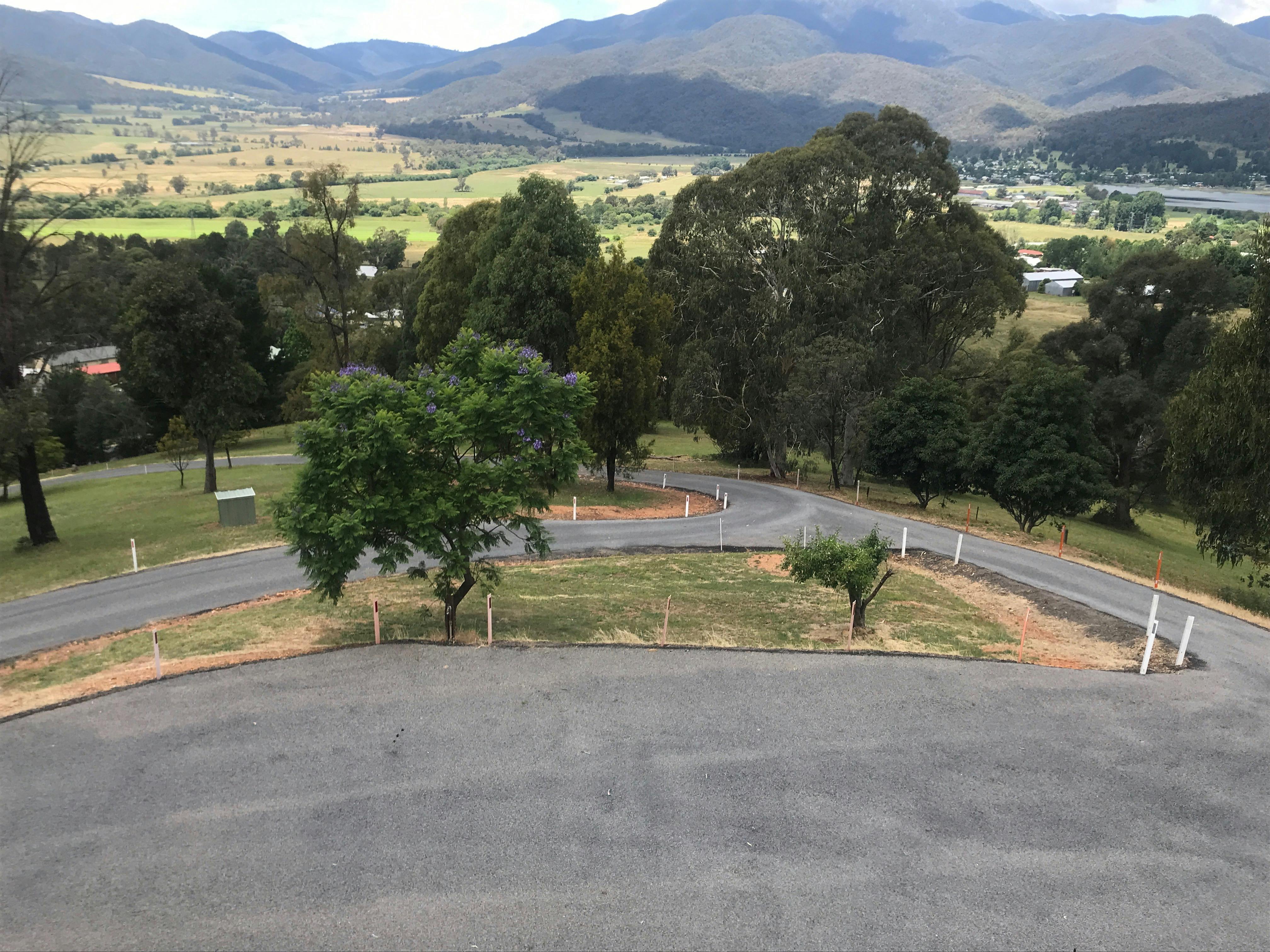 A private driveway welcomes you to the accomodation, where a terrace offers sweeping landscape views