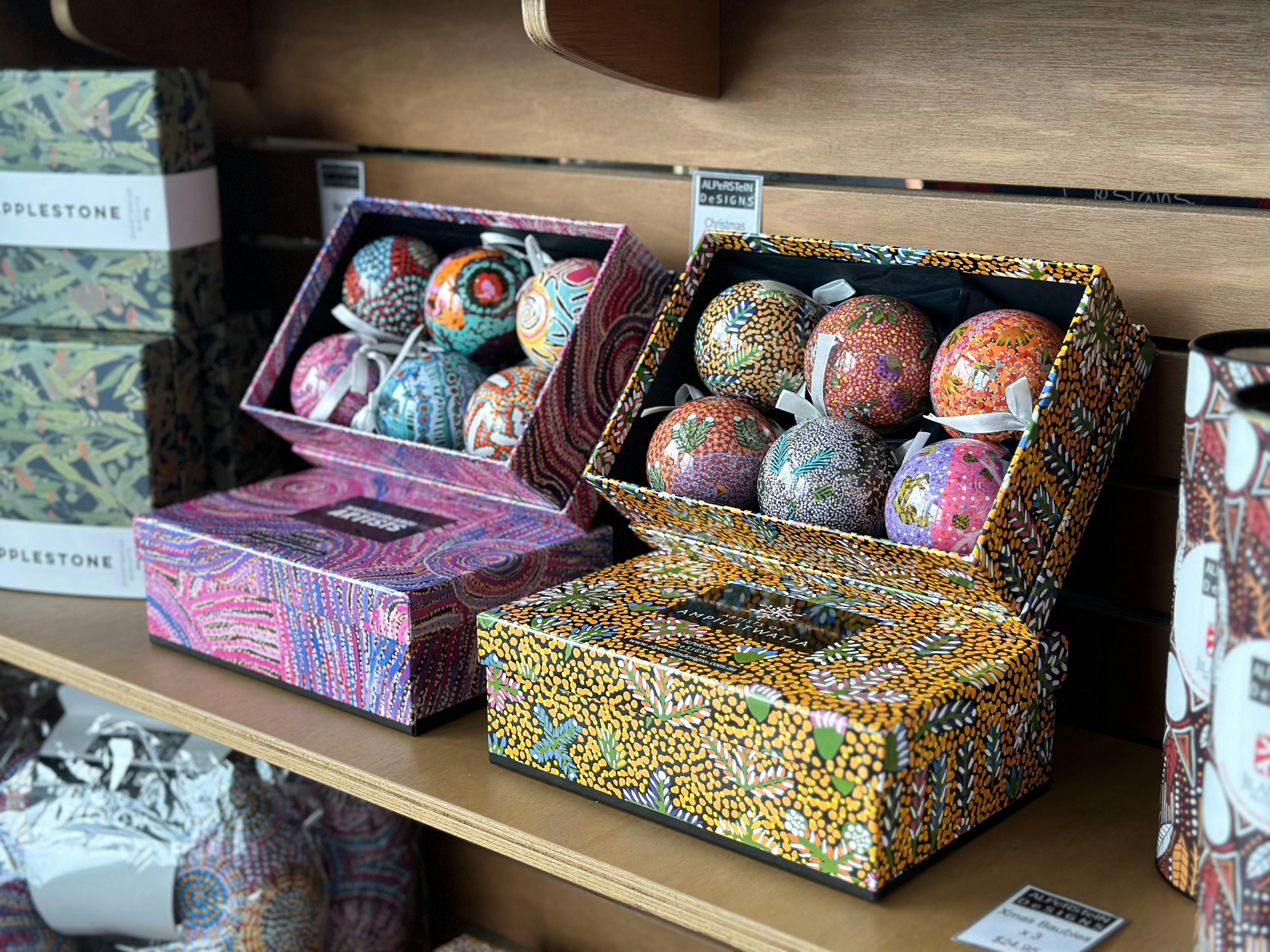 先住民族のデザインのクリスマス飾り