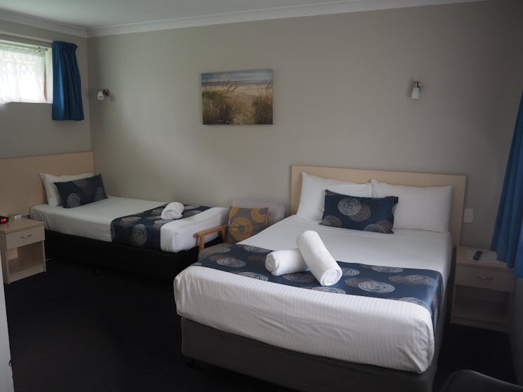 Twin Deluxe Room / Wheelchair Access room. 1 x Double Be, 1 x Single Bed