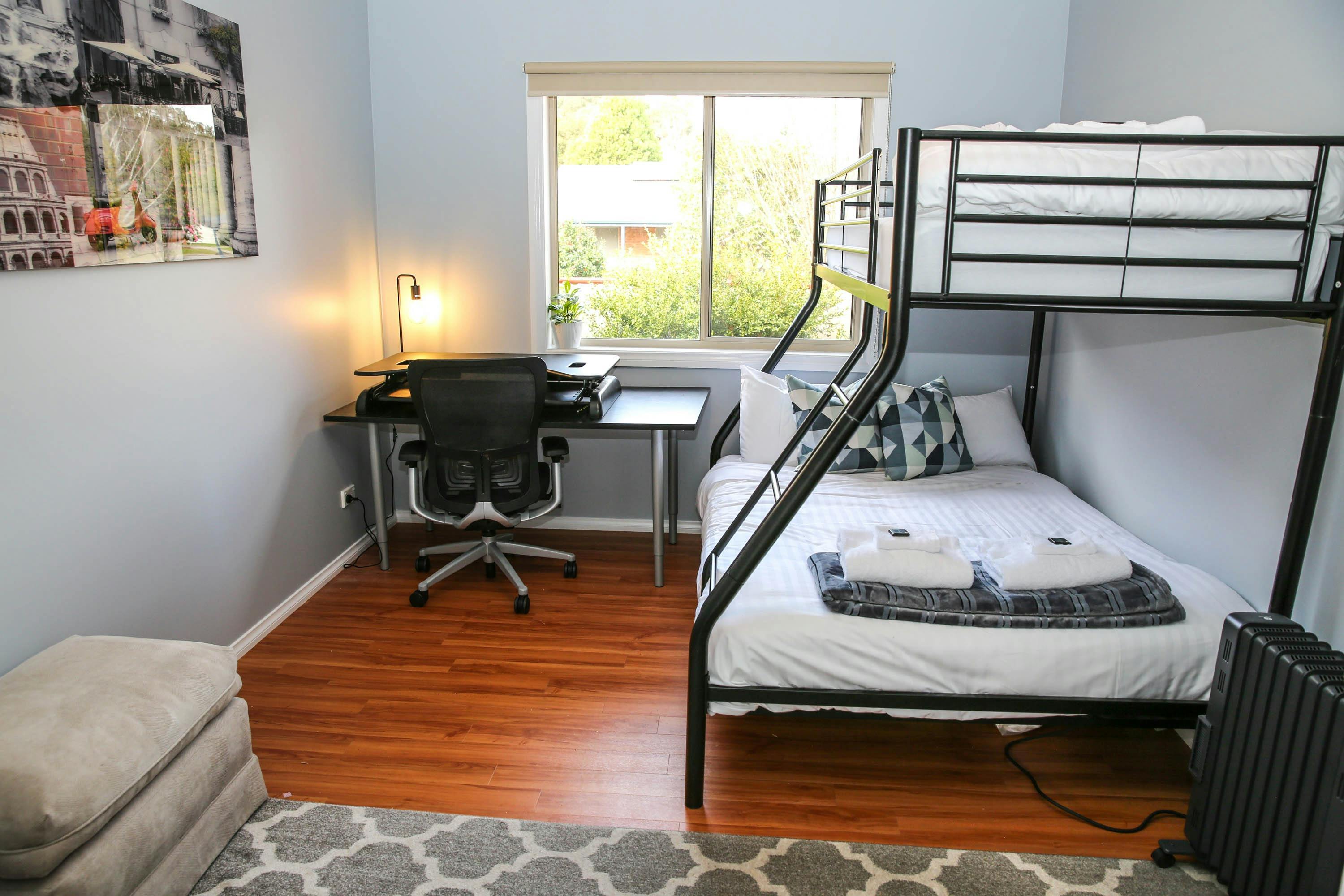 Tri-bunk bedroom 5 with office - Pet friendly Group Family Bright Accommodation