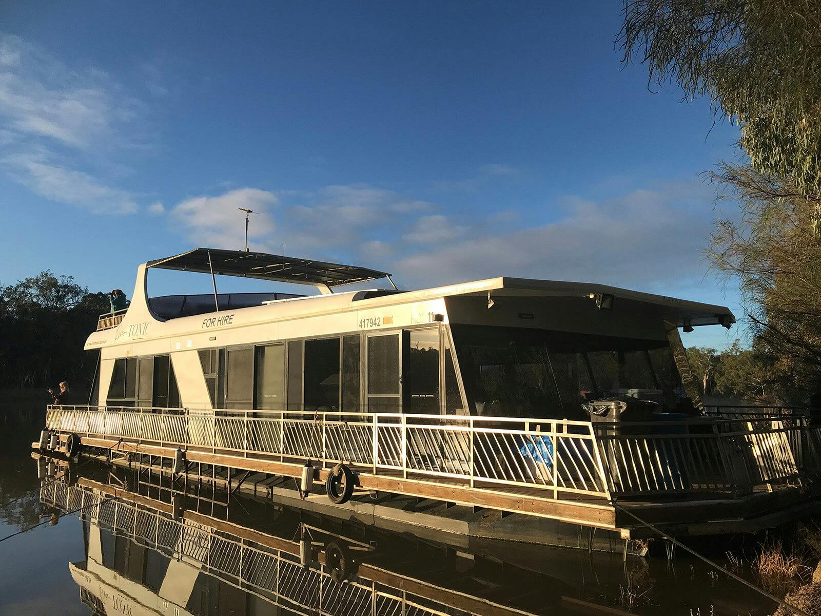 Murray-River-walking-tour-for-women-houseboat