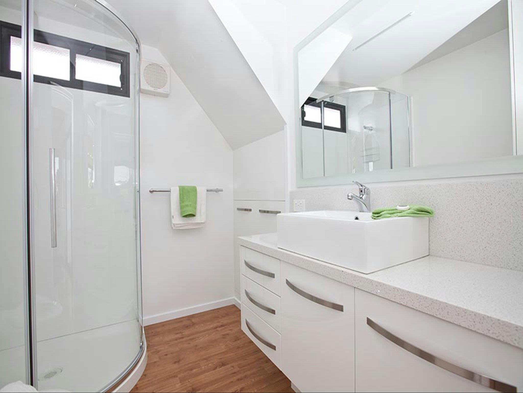 Emerald Luxury's modern bathroom