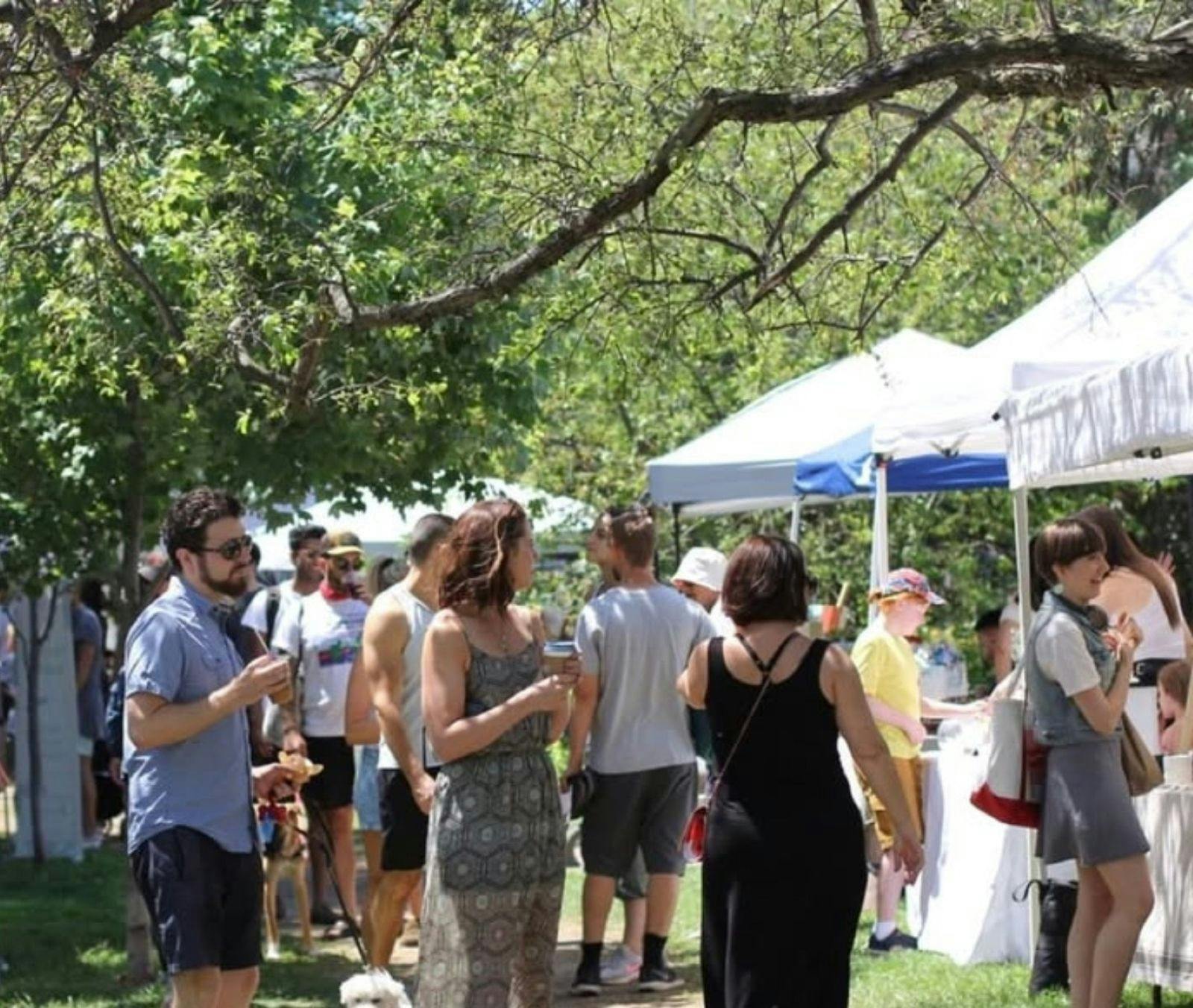 Just a few people enjoying the Mudgee Markets