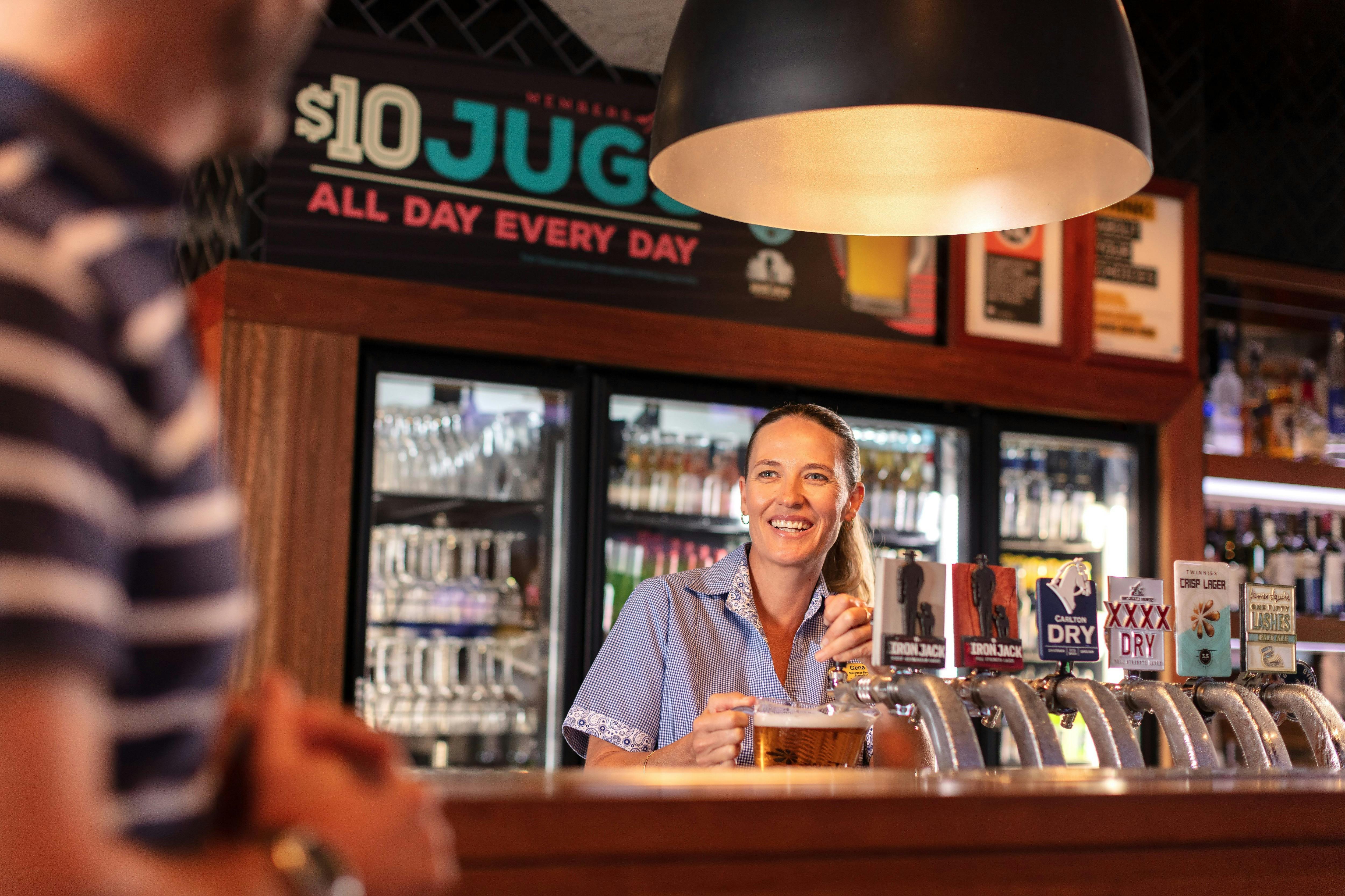 碼頭上的第一個是位於地面層的 Twin Towns 體育酒吧