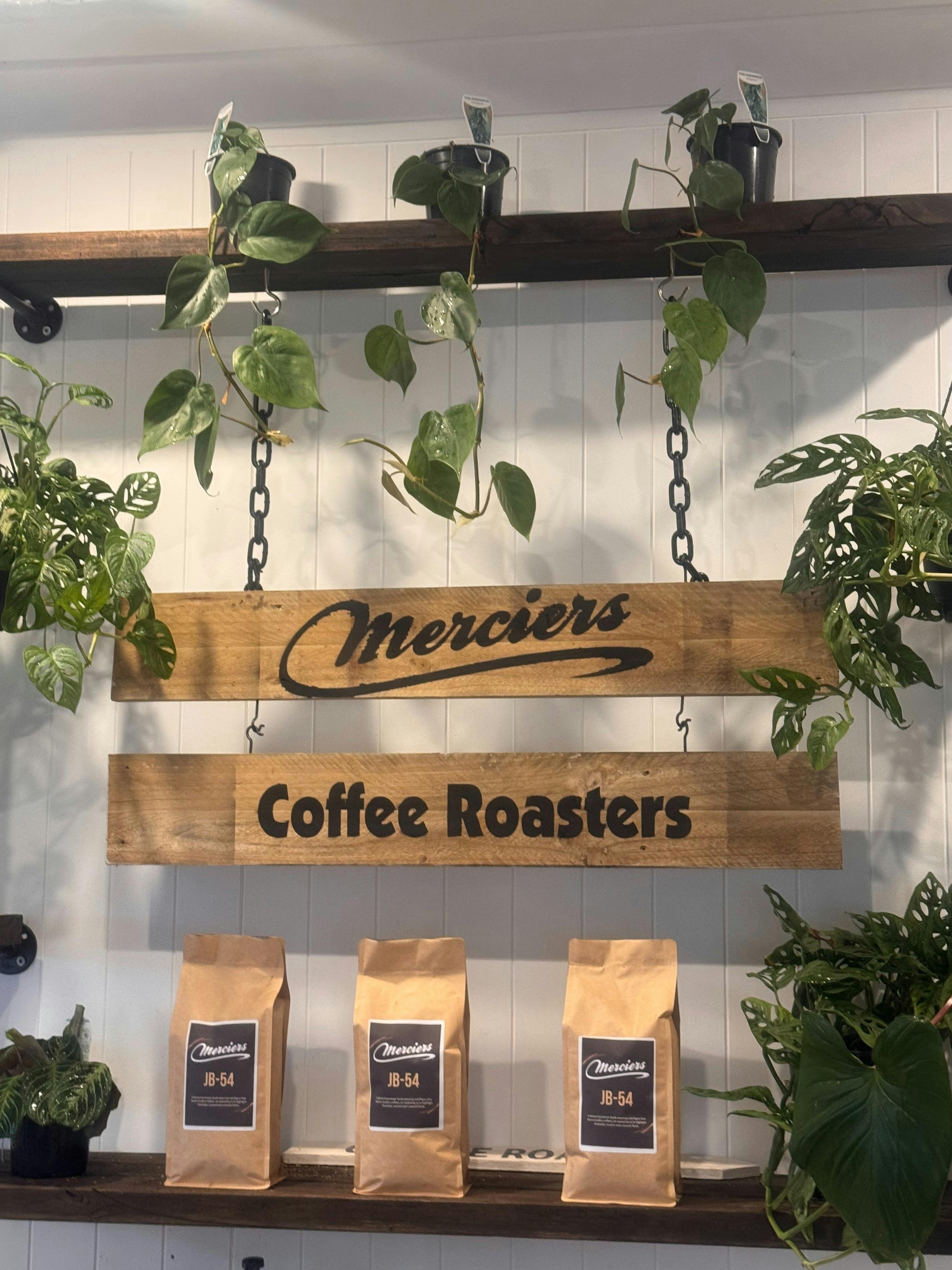 当店ではコーヒー豆を自家焙煎しており、小売および卸売販売を行っています。