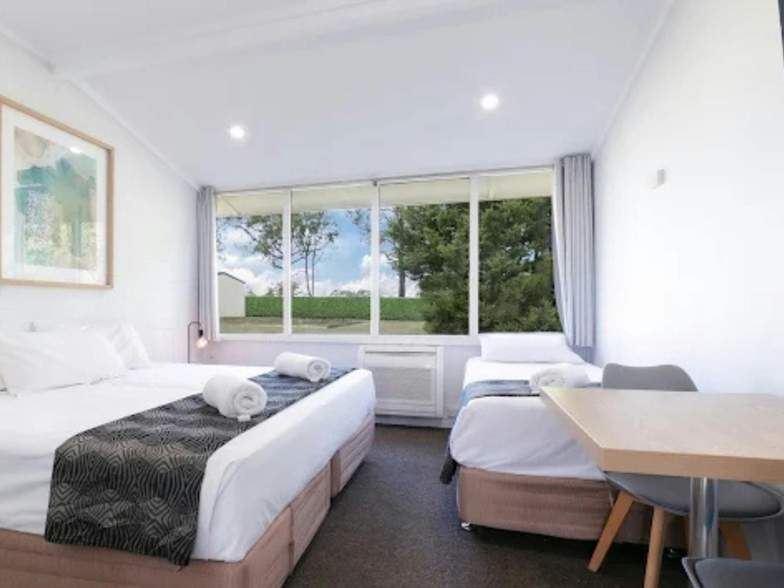 タムール インの宿泊室を示すベッドとテーブル