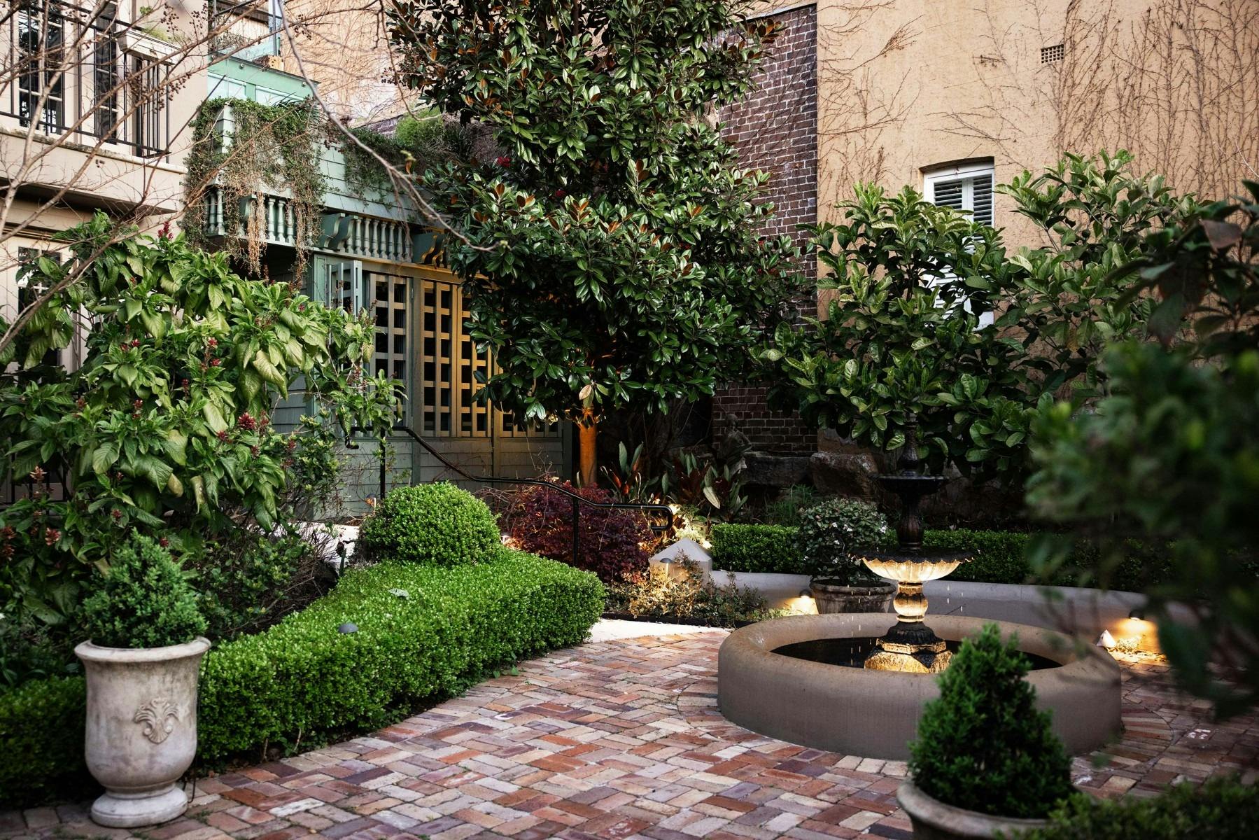 寧靜的花園，有平靜的噴泉，周圍環繞著茂密的綠葉。