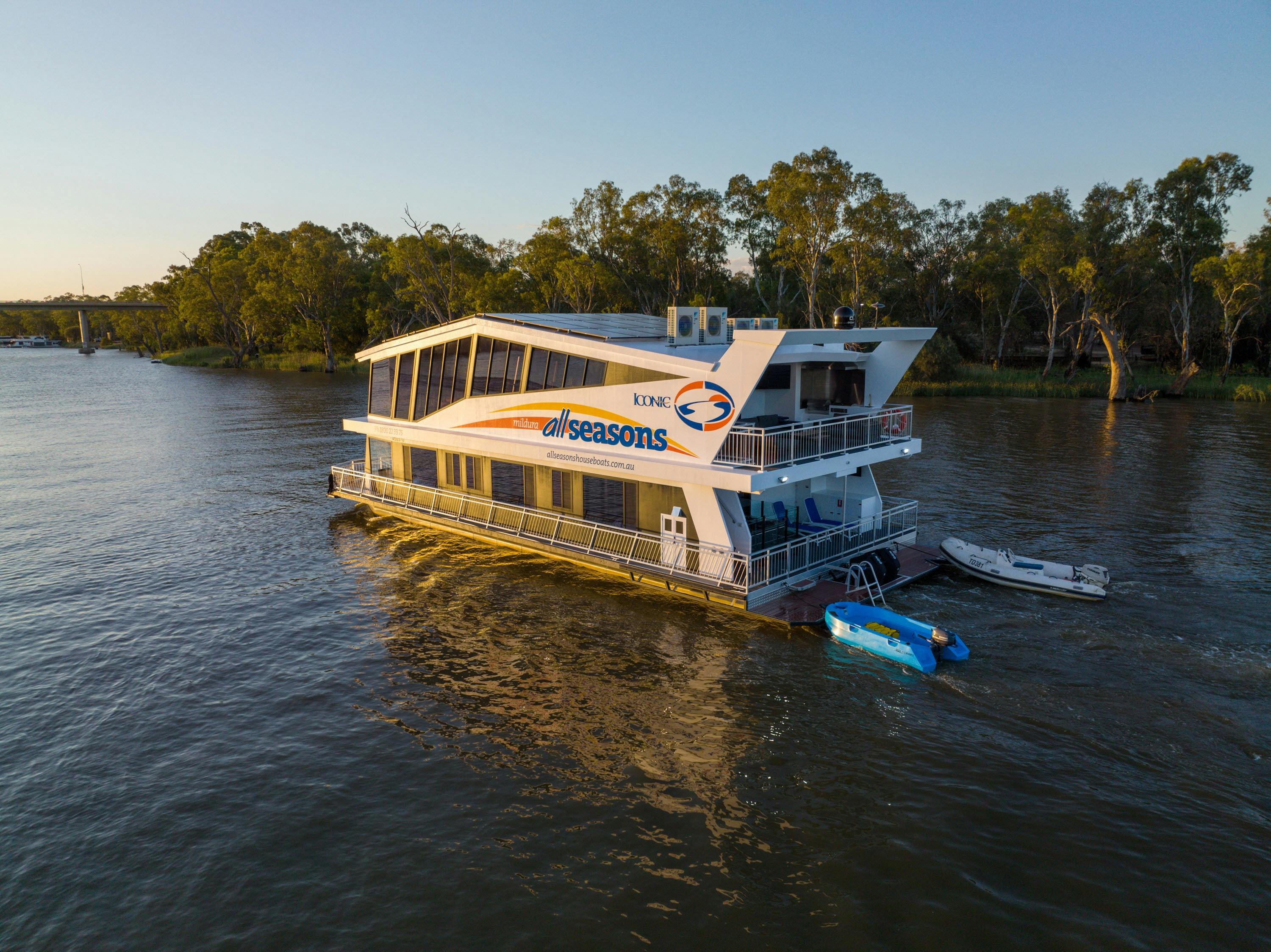 All Seasons Houseboats