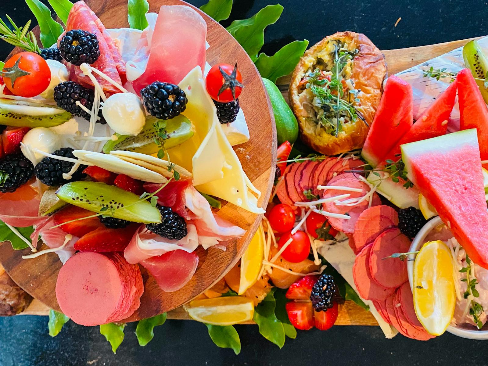 경화 고기 애스트 치즈에 절인 올리브 제철 과일 크래커 훈제 송어 속 덩어리.