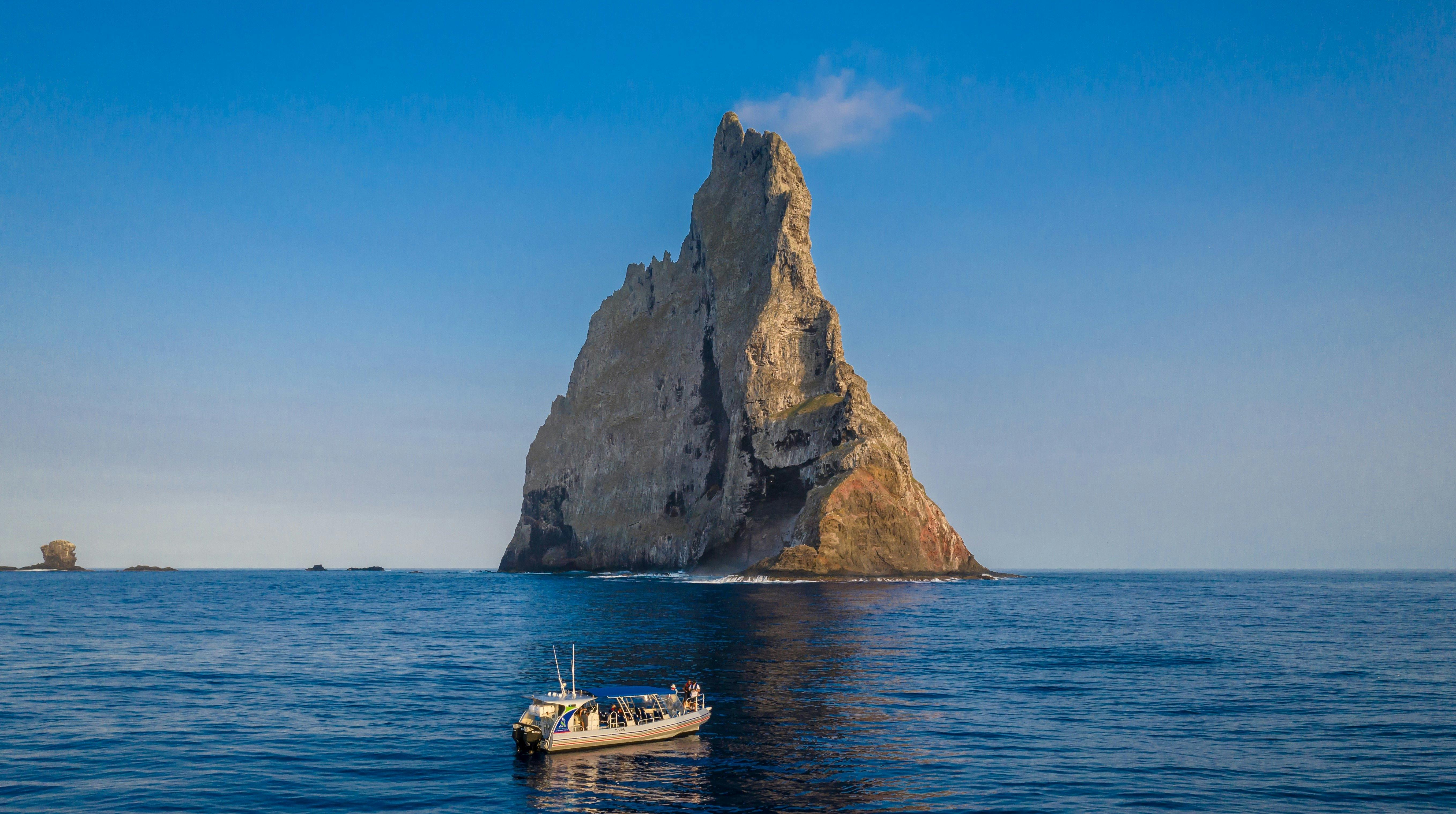 Ball's Pyramid 世界上最高的海栈和 Reef N Beyond 上的乘客敬畏