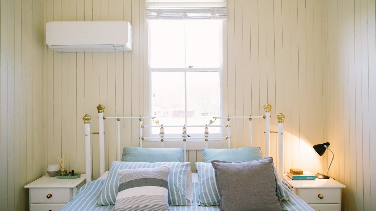 Main bedroom with king size with blue quilt and cushions
