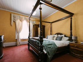 Mintaro Hideaway - Scholar main bedroom with 4 poster bed