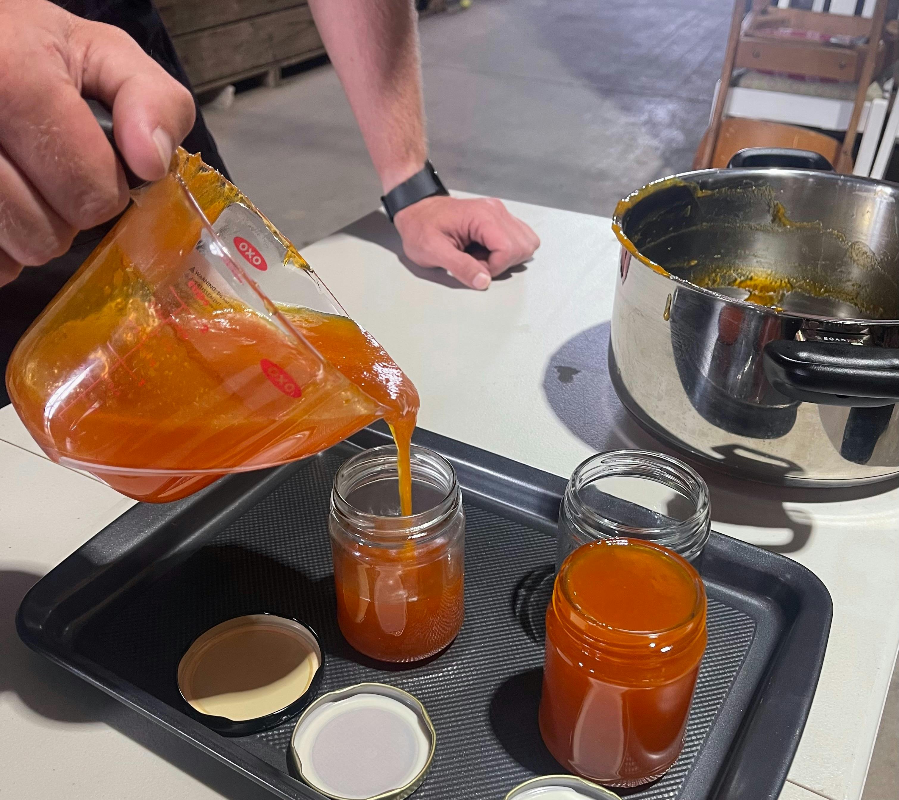 アプリコットジャムの瓶詰め