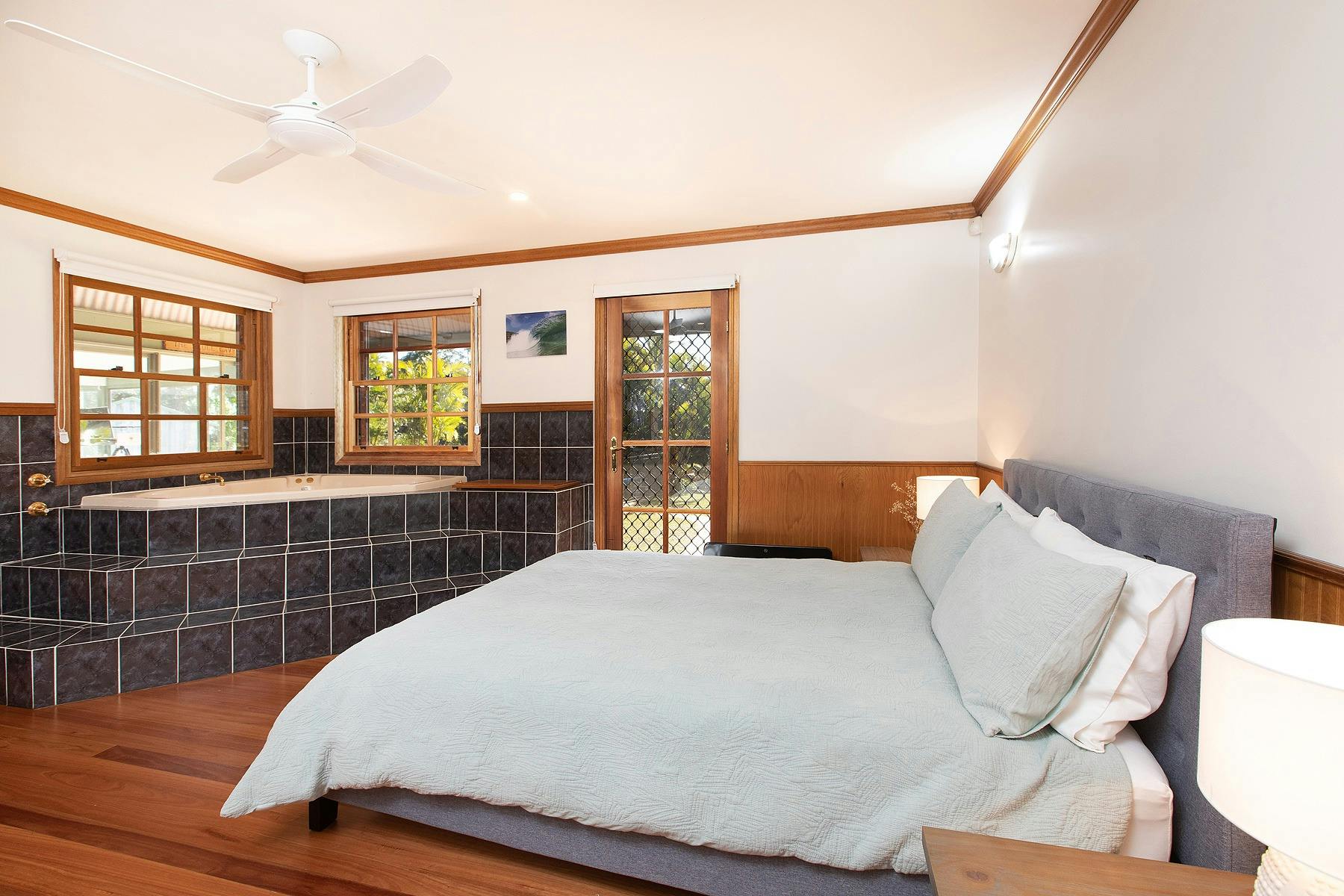 Queen sized bed with jacuzzi in the corner