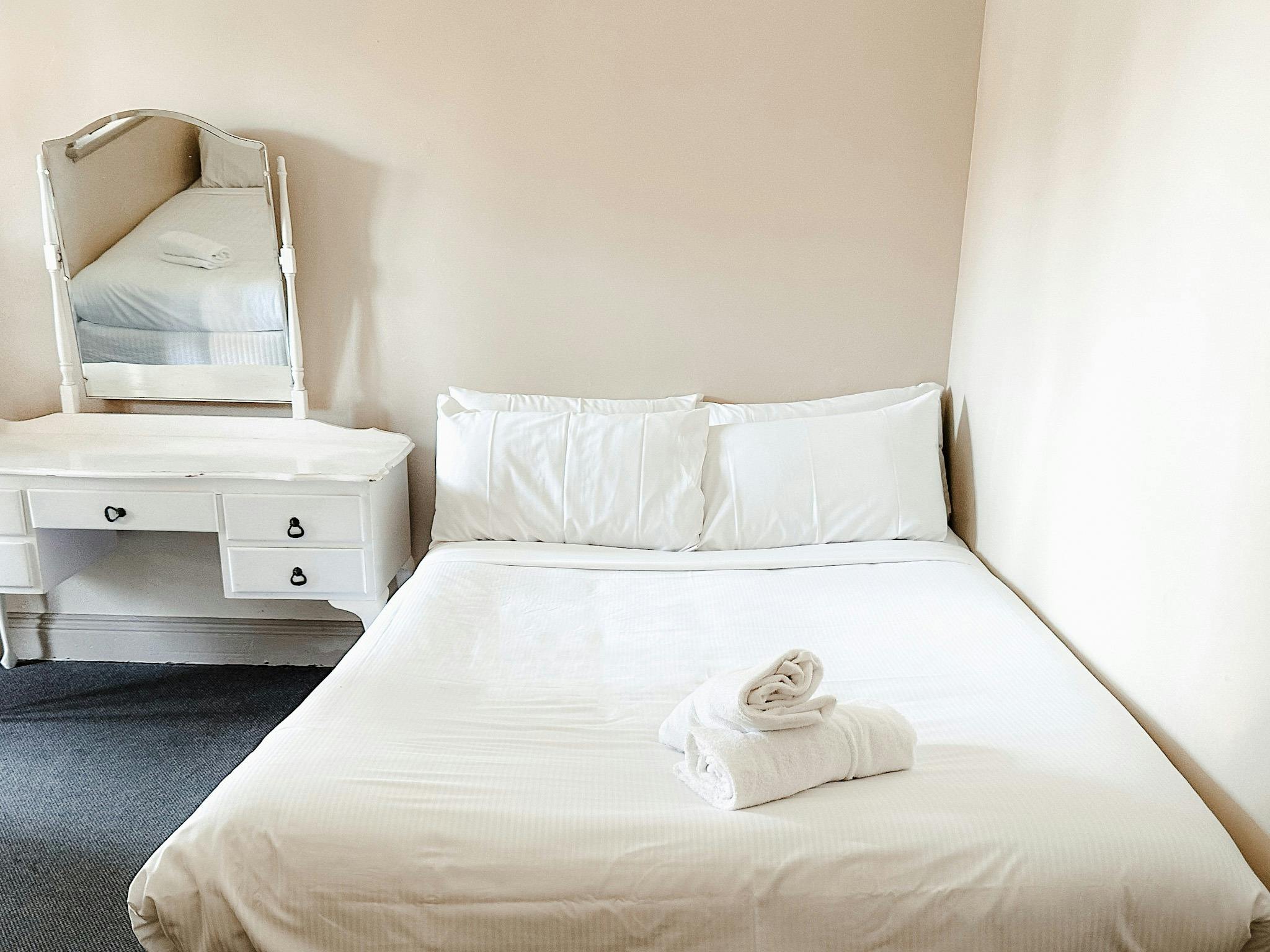 Queen Single Room, Shared Bathroom