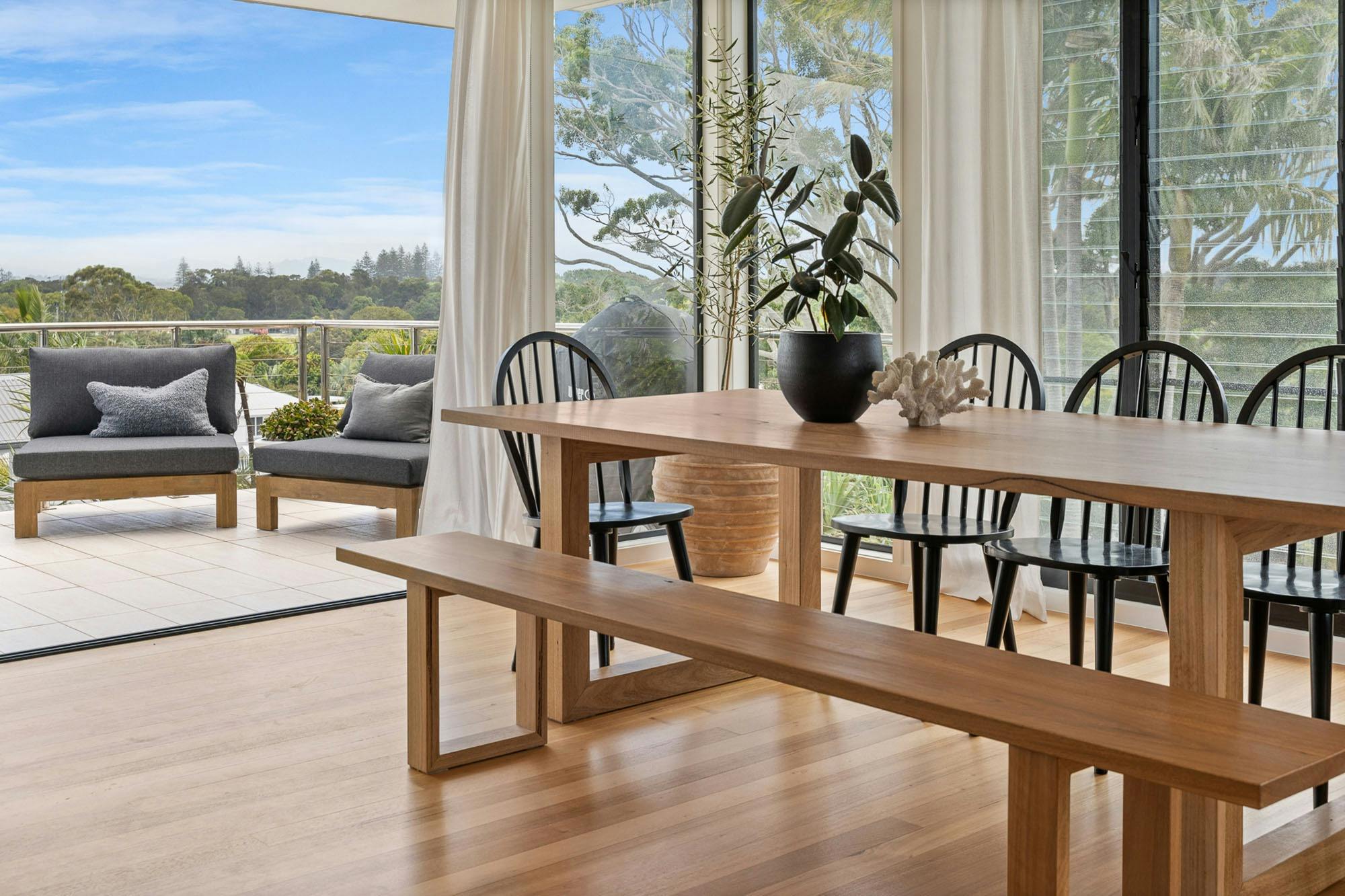 薩爾塔 - 拜倫灣 - 用餐區流向陽台