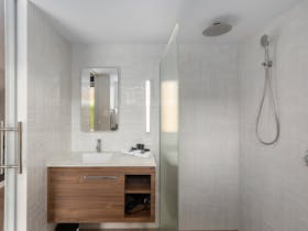 Mantra Mount Gambier | Deluxe King Bathroom