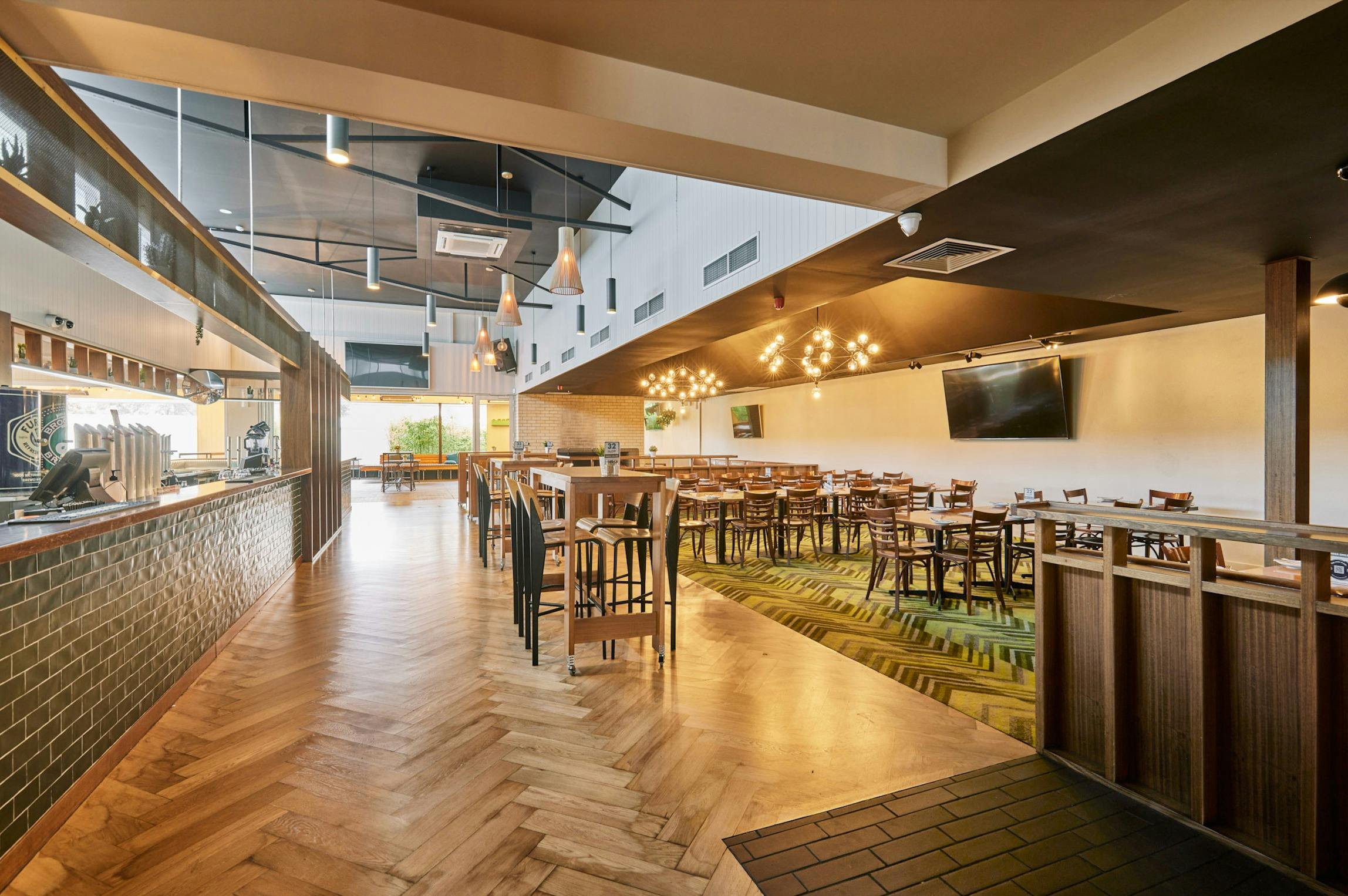 The Brahma Lodge Hotel - Bar / Dining