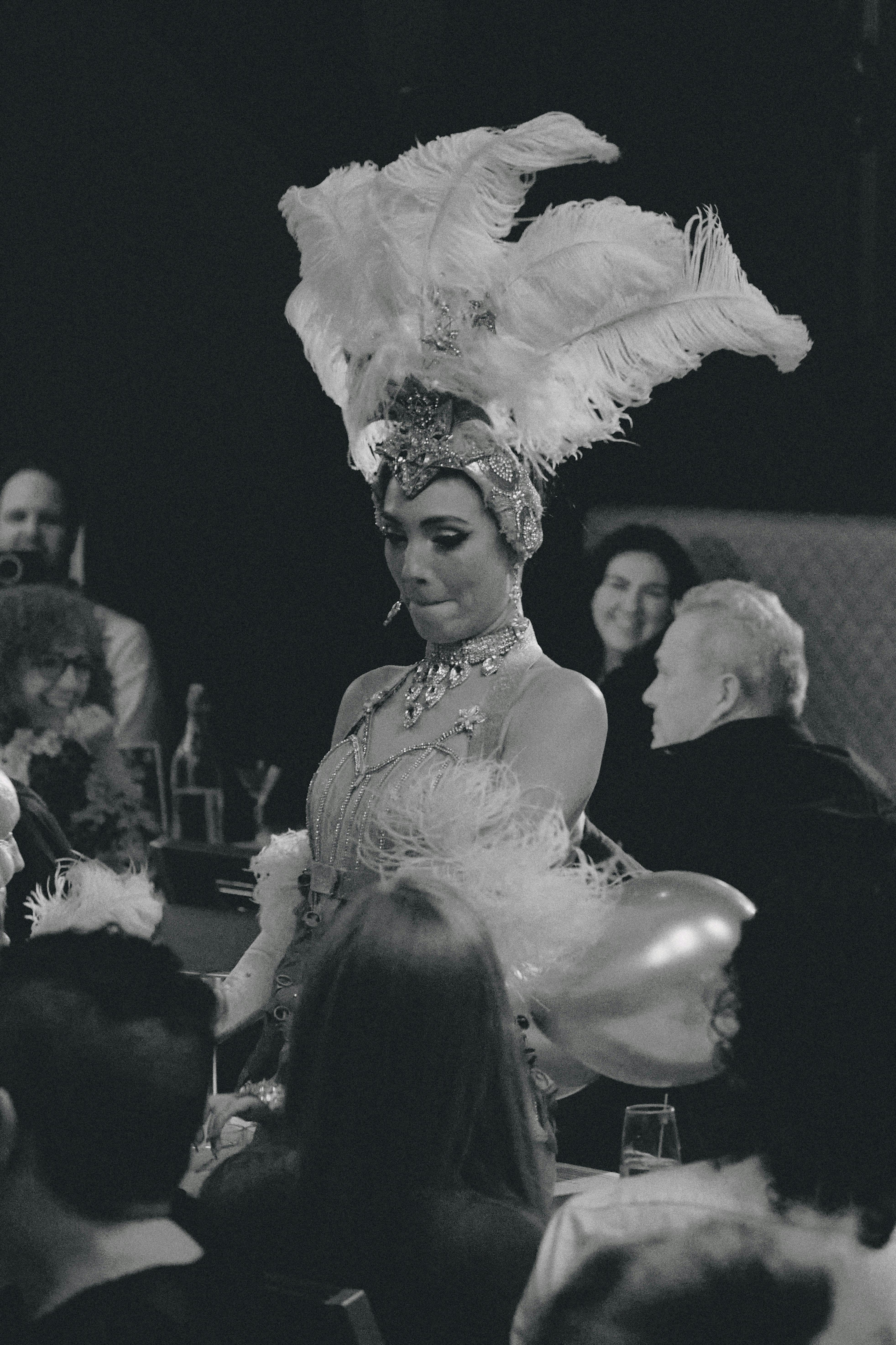 當賓客享用晚餐時，表演滑稽表演