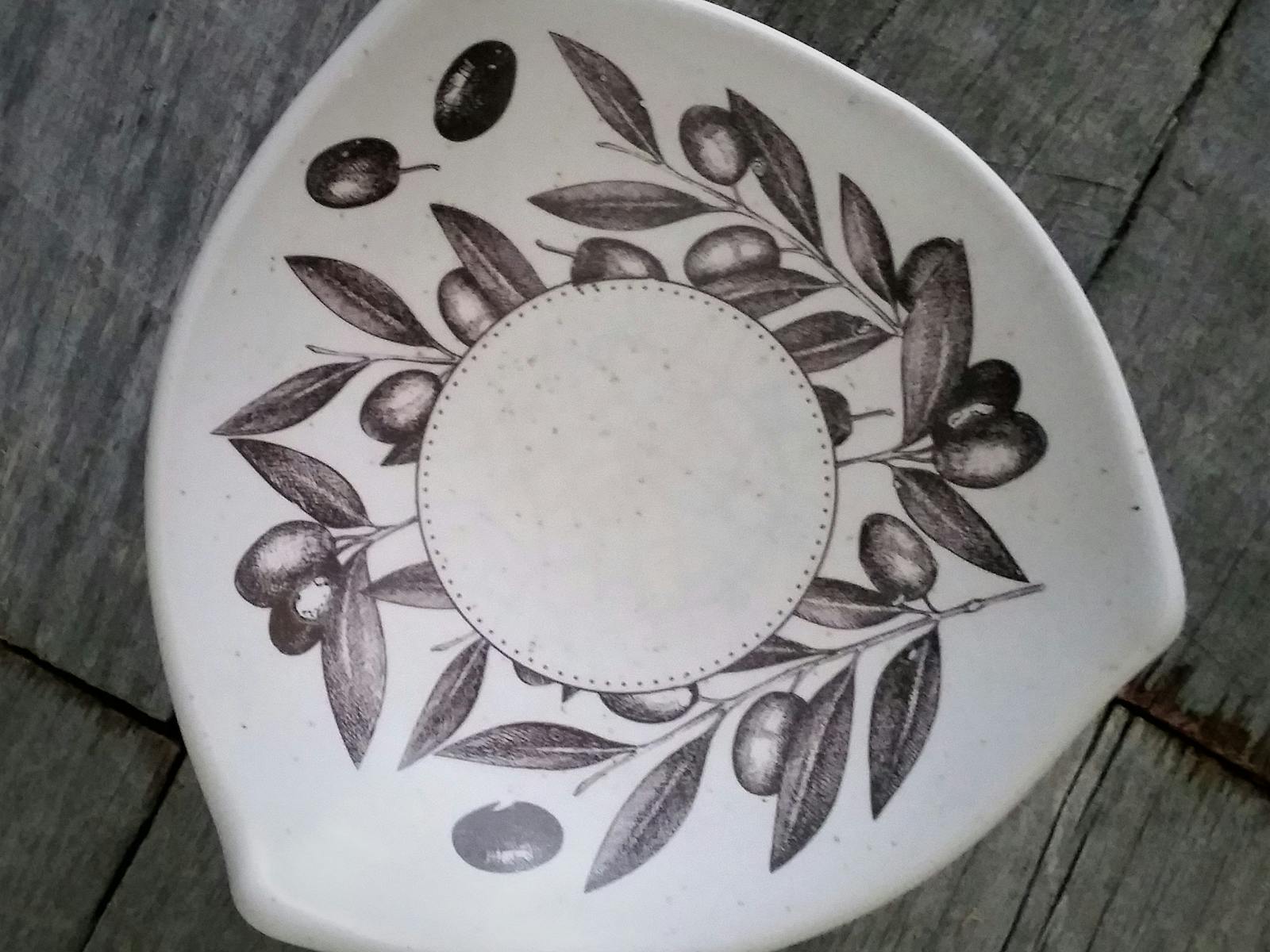 Olive Leaf Bowl Made by Lisa Britzman at the Campo de Flori Ceramic studio in Glen Huon Tasmania