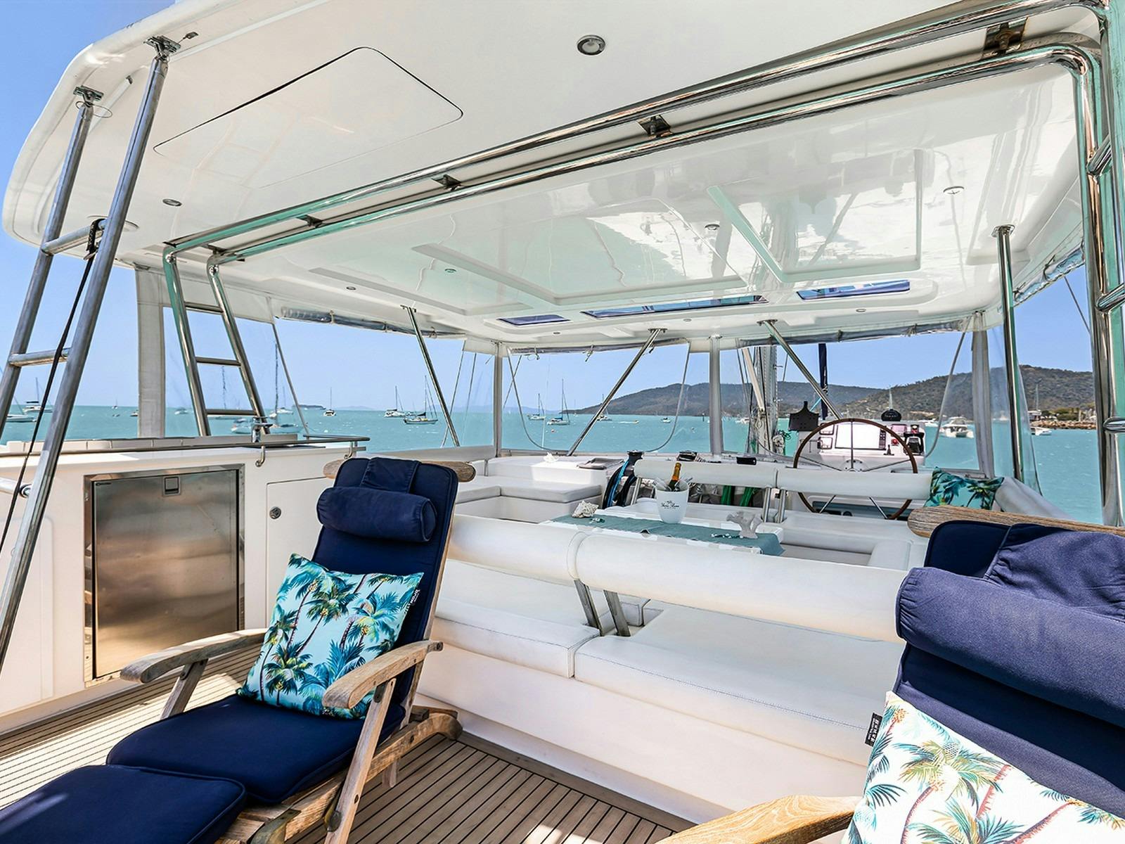 Leopard 58 - Flybridge and helm with sun lounges