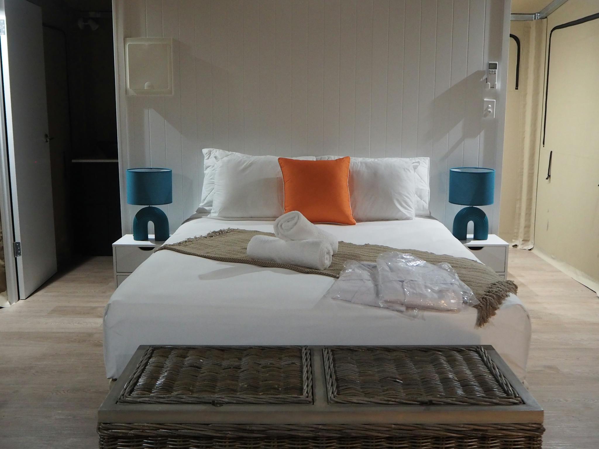 Queen size plush bed Queen size plush bed