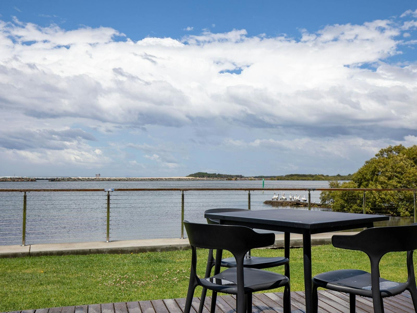 Harrington Hotel on the doorstep of Manning River
