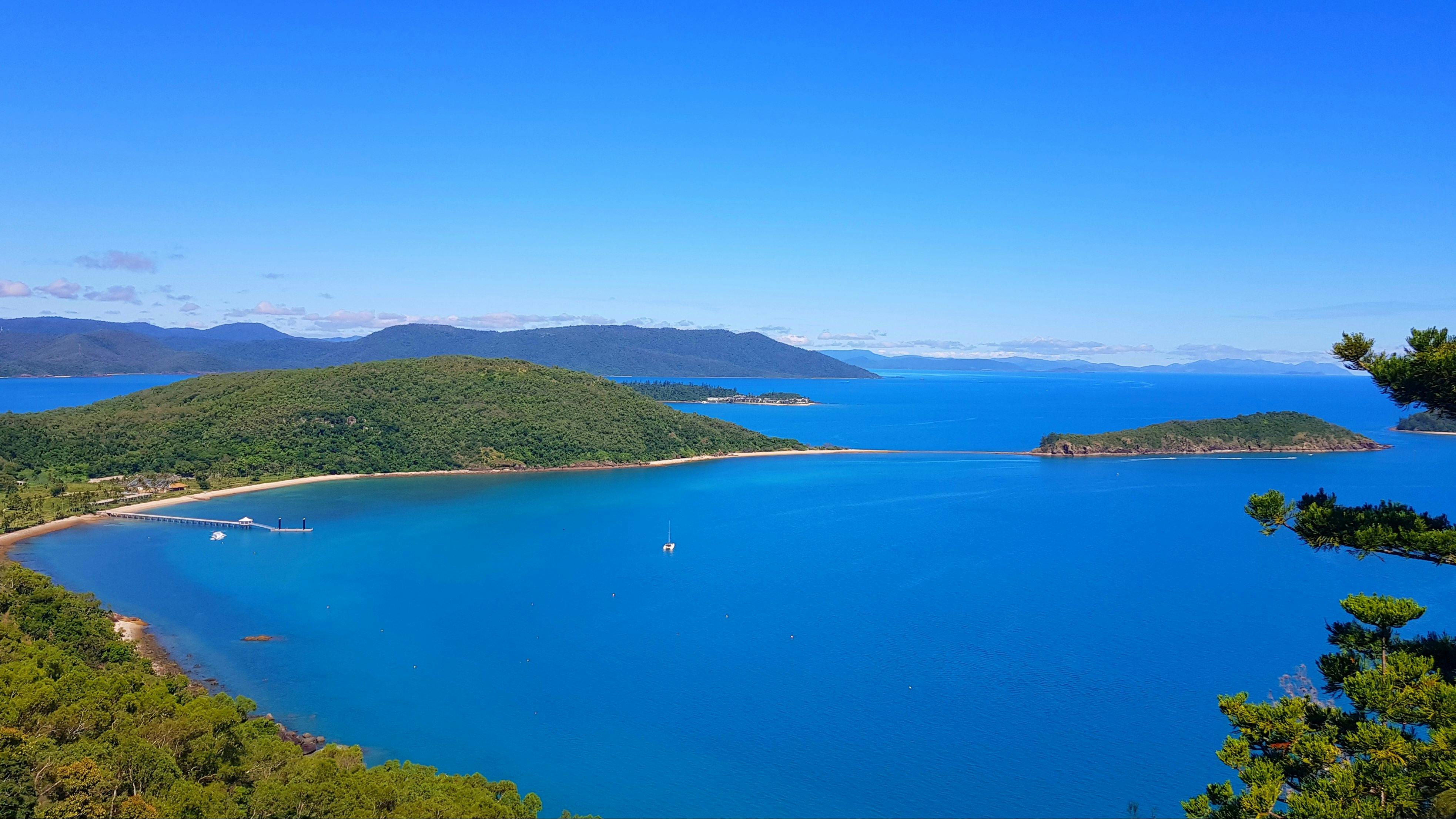 The view from Spion Cob Lookout looking west to Daydream Island and mainland Australia.