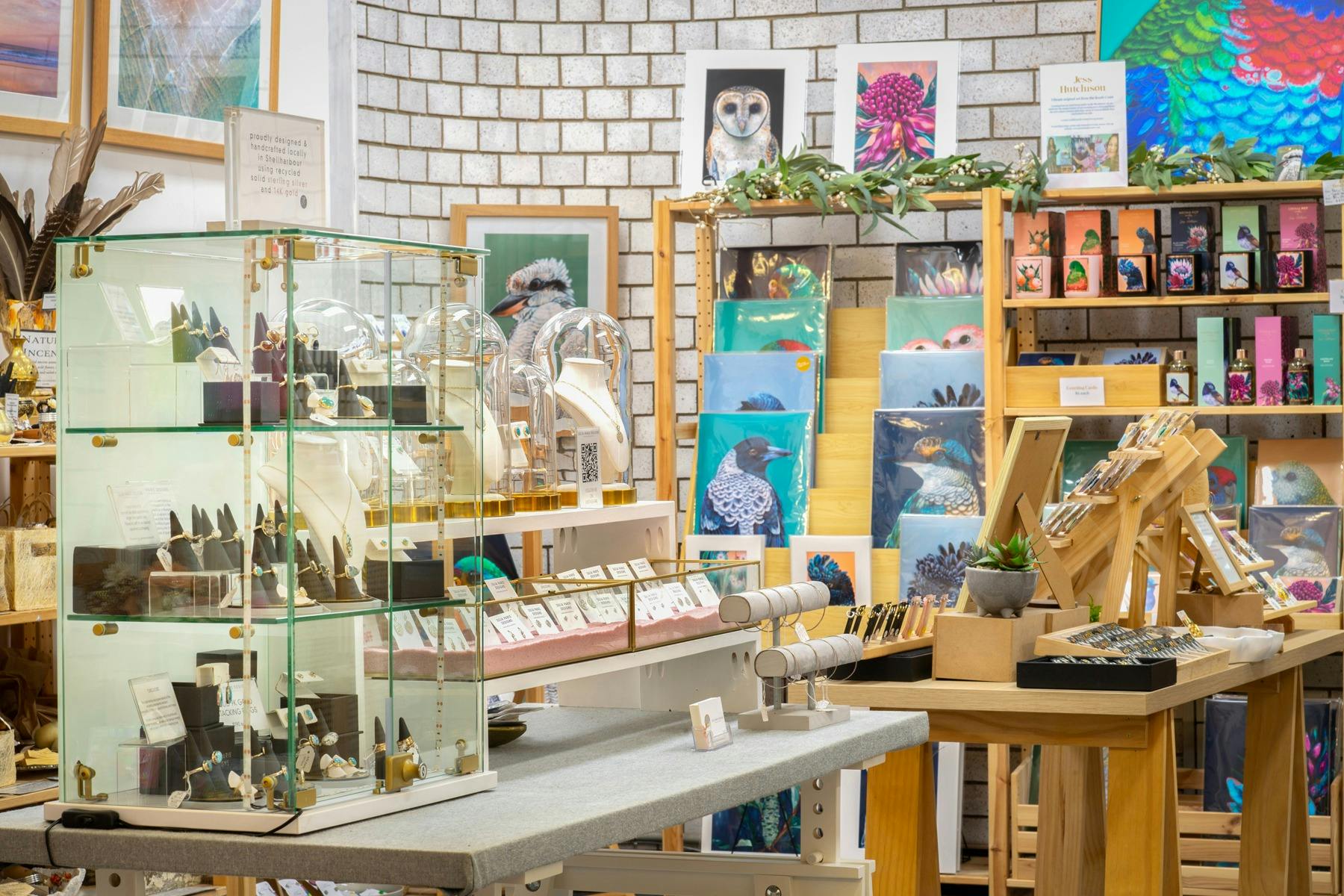 매장 내부 유리 보석 캐비닛 새와 꽃의 다채로운 예술 작품 프린트