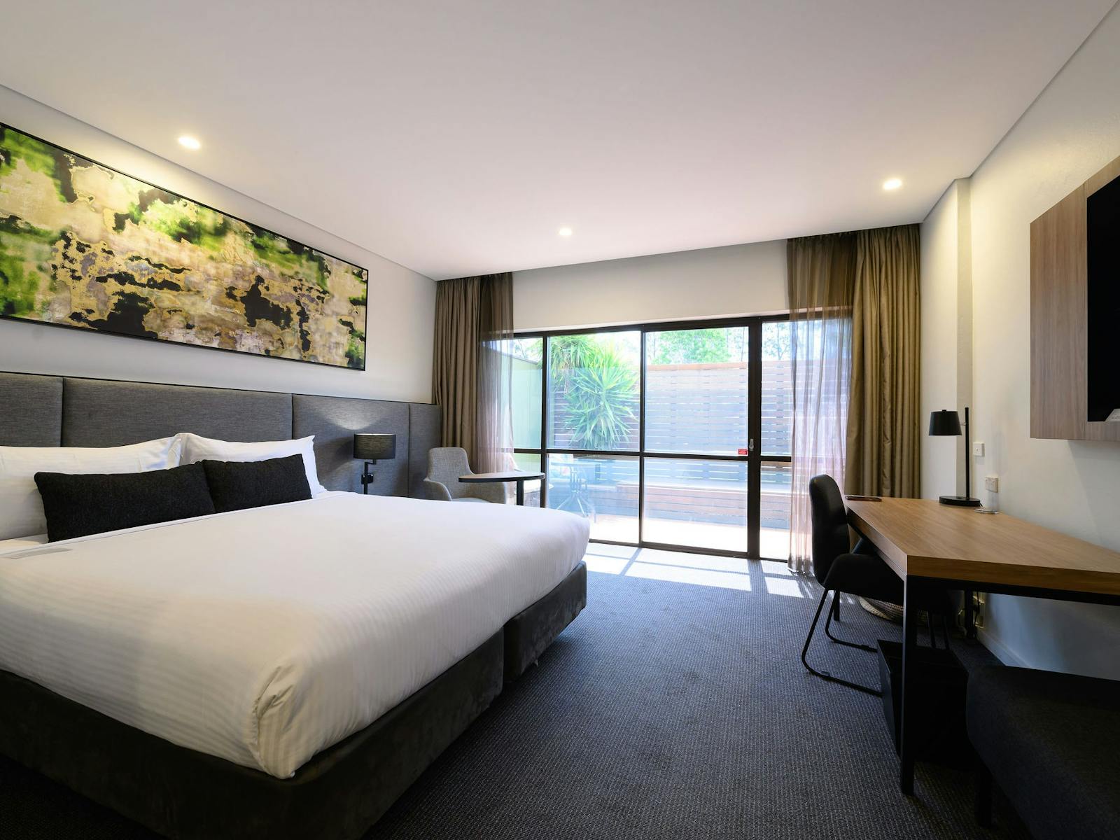 Deluxe king room