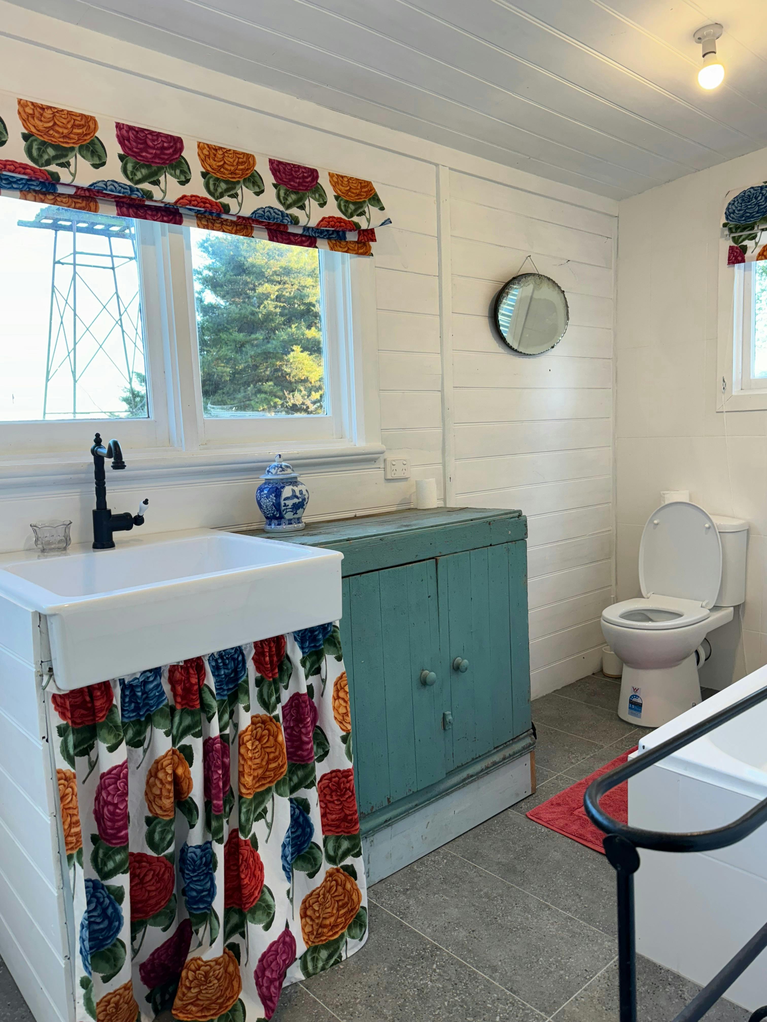 picture of bathroom with basin and toilet